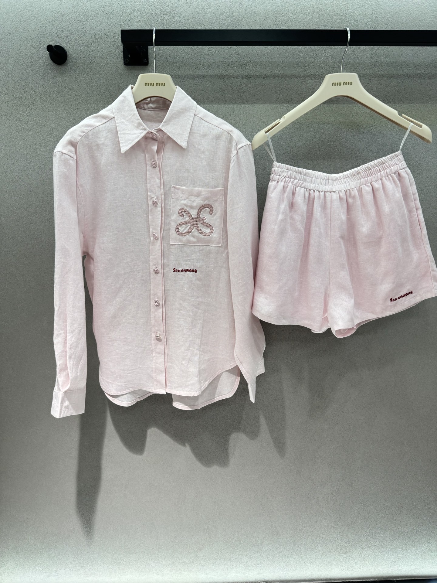 NO:845487,2026 Spring&Summer ramie embroidered shirt and shorts set!  It is made of natural linen fabric, which is breathable and dry, with its own texture; beaded embroidery logo on the chest is matched with the letter logo of the same color. It is a two-piece set of loose shirt + elastic waist shorts. The version is loose and not flattering on the figure. It can be worn alone or as a set to create a lazy old-money look~ Two colors, three sizes!  ,,shorts,shirts,198609092026 Spring&Summer 苎麻刺绣衬衫短裤套装！ 采用天然亚麻面料, 透气干爽,自带肌理质感； 胸前钉珠刺绣logo搭配同色系字母标识, 宽松衬衫+松紧腰短裤两件套, 版型松弛不挑身材,可单穿可成套, 打造慵懒老钱～ 两色,三码！,,shorts,shirts,,Women's clothing