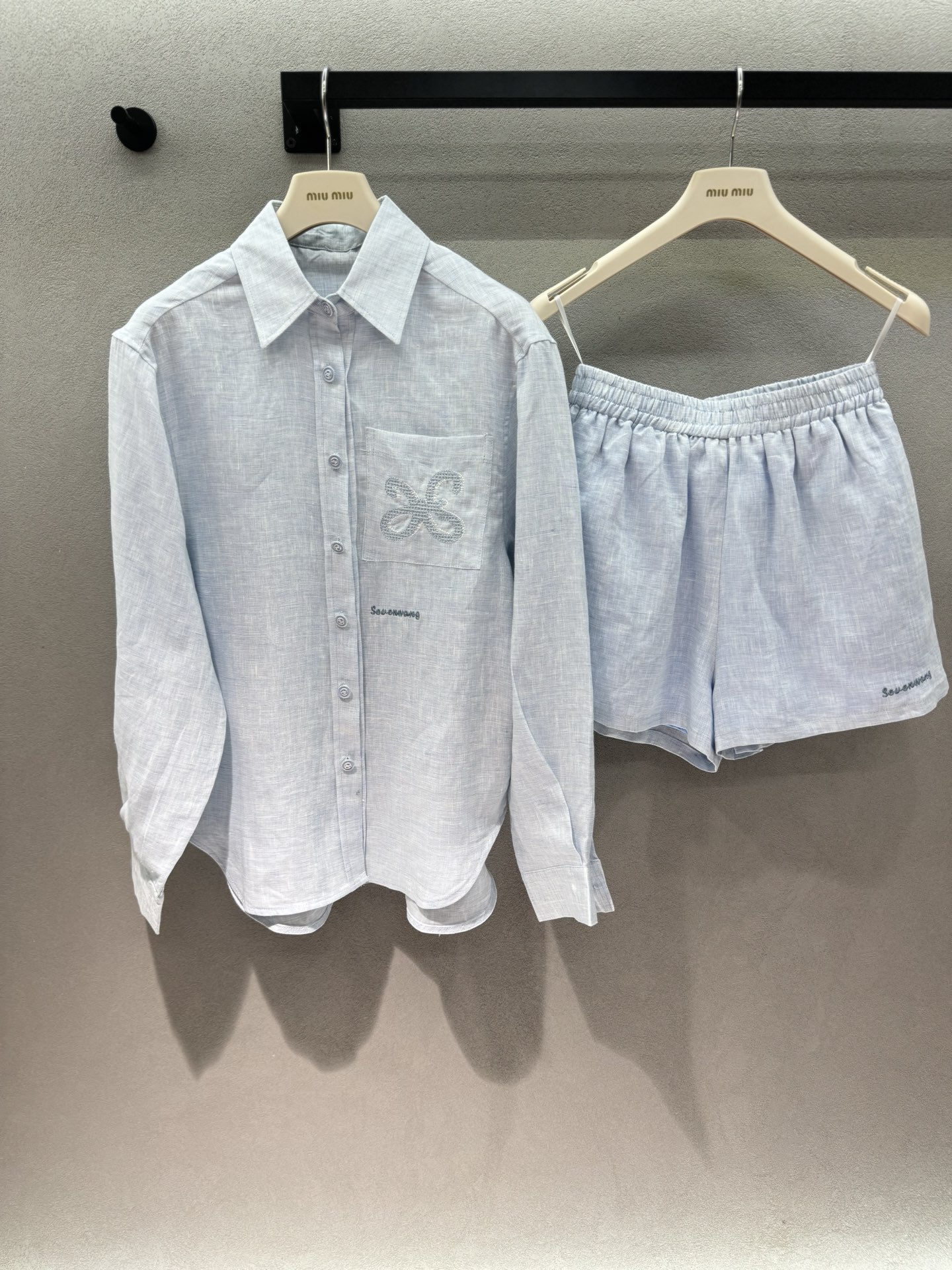 NO:845482,2026 Spring&Summer ramie embroidered shirt and shorts set!  It is made of natural linen fabric, which is breathable and dry, with its own texture; beaded embroidery logo on the chest is matched with the letter logo of the same color. It is a two-piece set of loose shirt + elastic waist shorts. The version is loose and not flattering on the figure. It can be worn alone or as a set to create a lazy old-money look~ Two colors, three sizes!  ,,shorts,shirts,198609092026 Spring&Summer 苎麻刺绣衬衫短裤套装！ 采用天然亚麻面料, 透气干爽,自带肌理质感； 胸前钉珠刺绣logo搭配同色系字母标识, 宽松衬衫+松紧腰短裤两件套, 版型松弛不挑身材,可单穿可成套, 打造慵懒老钱～ 两色,三码！,,shorts,shirts,,Women's clothing