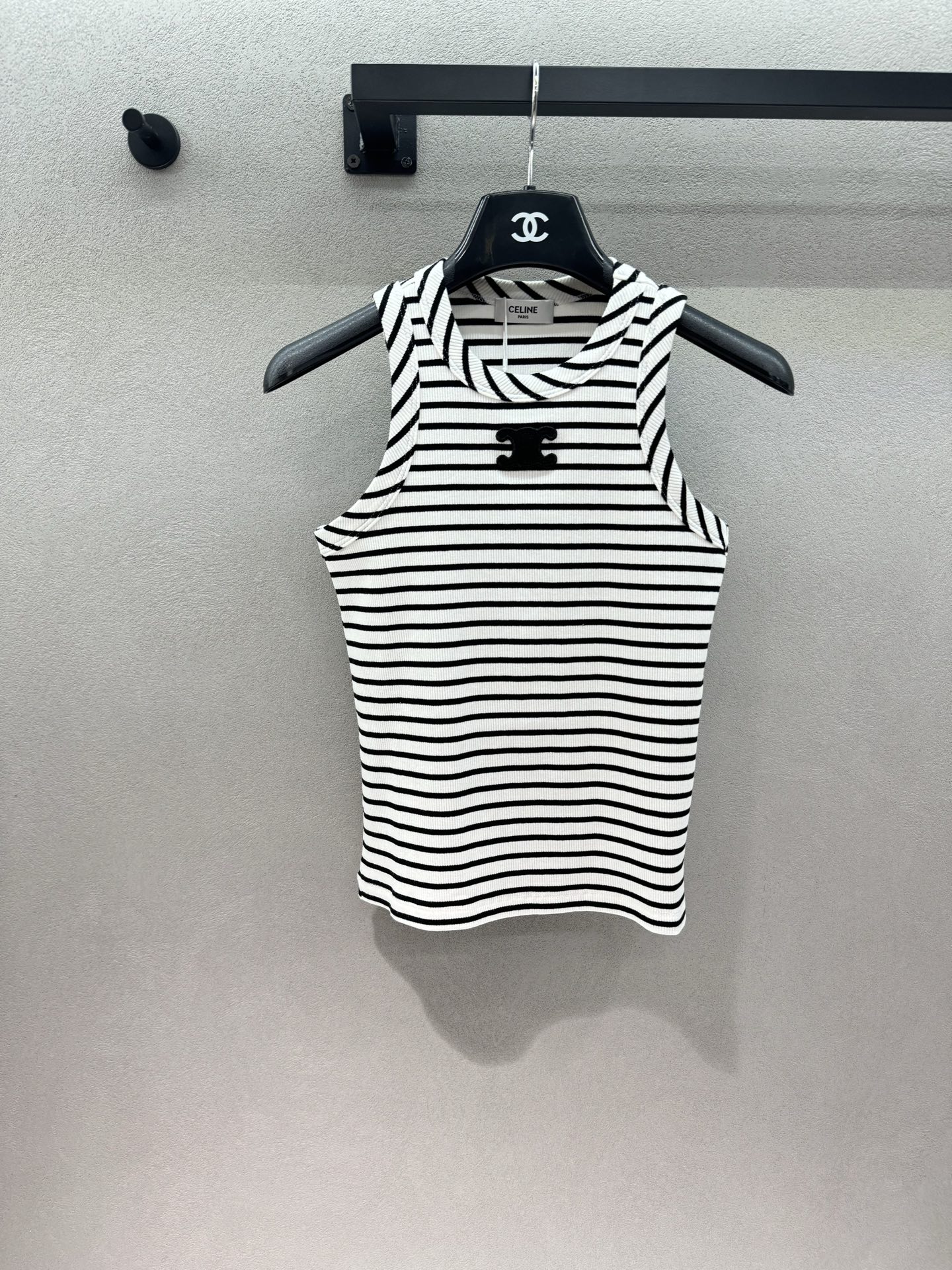 NO:844038,2026 Spring&Summer CE striped vest, classic black and white stripes + Arc de Triomphe logo on the chest, pit fabric is soft and fufu, super elastic, the upper body is slimming, the shoulder design just exposes the collarbone and shoulder line, sisters with slender shoulders can just close their eyes and rush!  Wear it alone with jeans in summer, and it is also very suitable for wearing with a suit or a knitted cardigan. When you wear it, you will look like a beauty with a casual and high-end atmosphere, and you have a perfect sense of effortless fashion~ Three sizes!  ,,jeans,business suit,198609092026 Spring&Summer CE条纹背心, 经典黑白条纹+胸前凯旋门标, 坑条面料软fufu的,弹力超足, 上身巨显瘦,挖肩设计刚好露出锁骨和肩线,溜肩姐妹直接闭眼冲！ 夏天单穿配牛仔裤,外搭西装、针织开衫也超适配, 穿上就是随性又高级的氛围感美女,不费力的时髦感狠狠拿捏了～ 三码！,,jeans,business suit,,Women's clothing