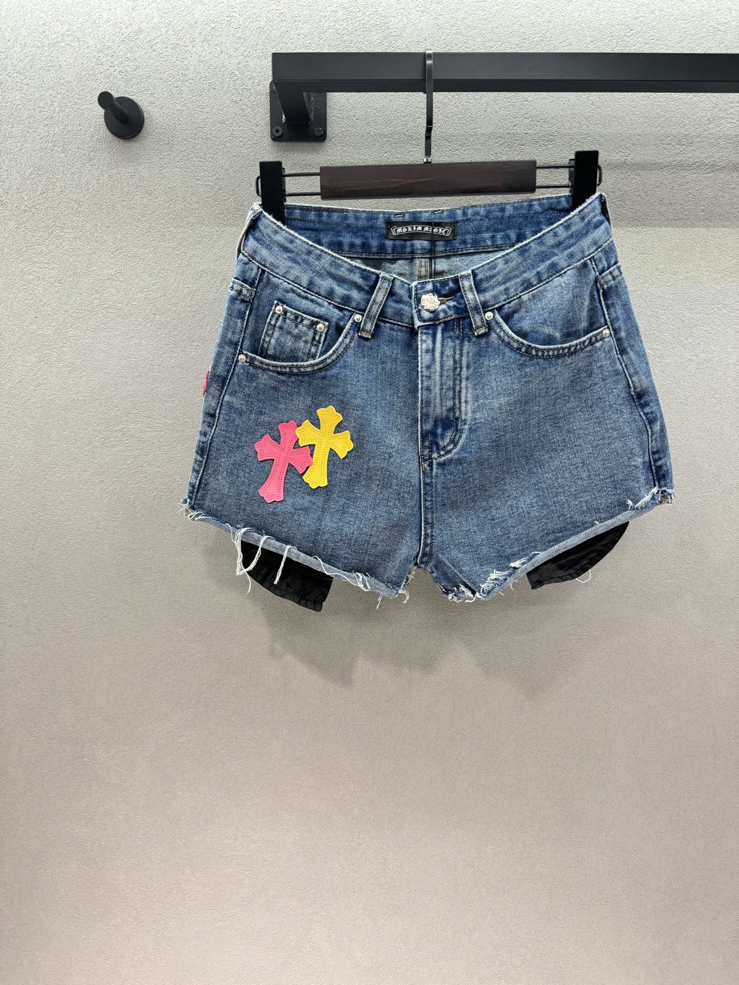NO:840972,2026 Spring&Summer Croix* heart, cross denim shorts, washed blue denim + pink and yellow contrasting cross leather label, raw edge trouser legs + anti-glare lining, spicy and safe and casual, mid-low waist version that hides too much flesh, it is not a dream to turn into cartoon legs in seconds~ Size 3!  ,,chrome hearts,shorts,198609092026 Spring&Summer 克罗*心,十字牛仔短裤, 水洗蓝牛仔+粉黄撞色十字皮标, 毛边裤脚+防走光内衬,辣得安全又随性, 中低腰版型超藏肉,秒变漫画腿不是梦～ 三码！,,chrome hearts,shorts,,Women's clothing