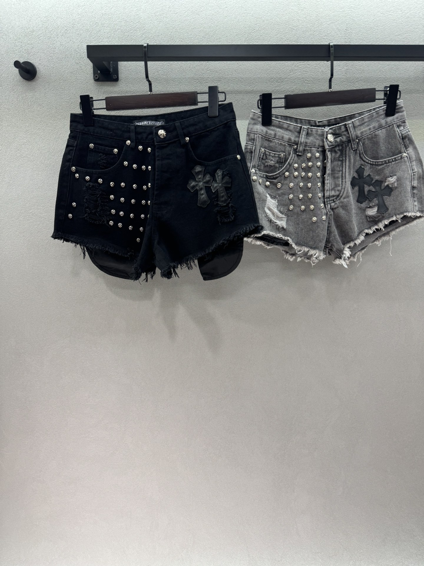 NO:840969,2026 Spring&Summer Crow Heart Heavy Industry rivet cross denim shorts, full of diamond rivets + distressed cross leather label, raw edge trouser legs + anti-glare lining, safe and casual, mid-low waist version that hides too much flesh, turning into cartoon legs in seconds is not a dream~ Two colors, three sizes!  ,,chrome hearts,shorts,198609092026 Spring&Summer 克罗心重工铆钉十字牛仔短裤, 满钻铆钉+做旧十字皮标, 毛边裤脚+防走光内衬,辣得安全又随性, 中低腰版型超藏肉,秒变漫画腿不是梦～ 两色,三码！,,chrome hearts,shorts,,Women's clothing