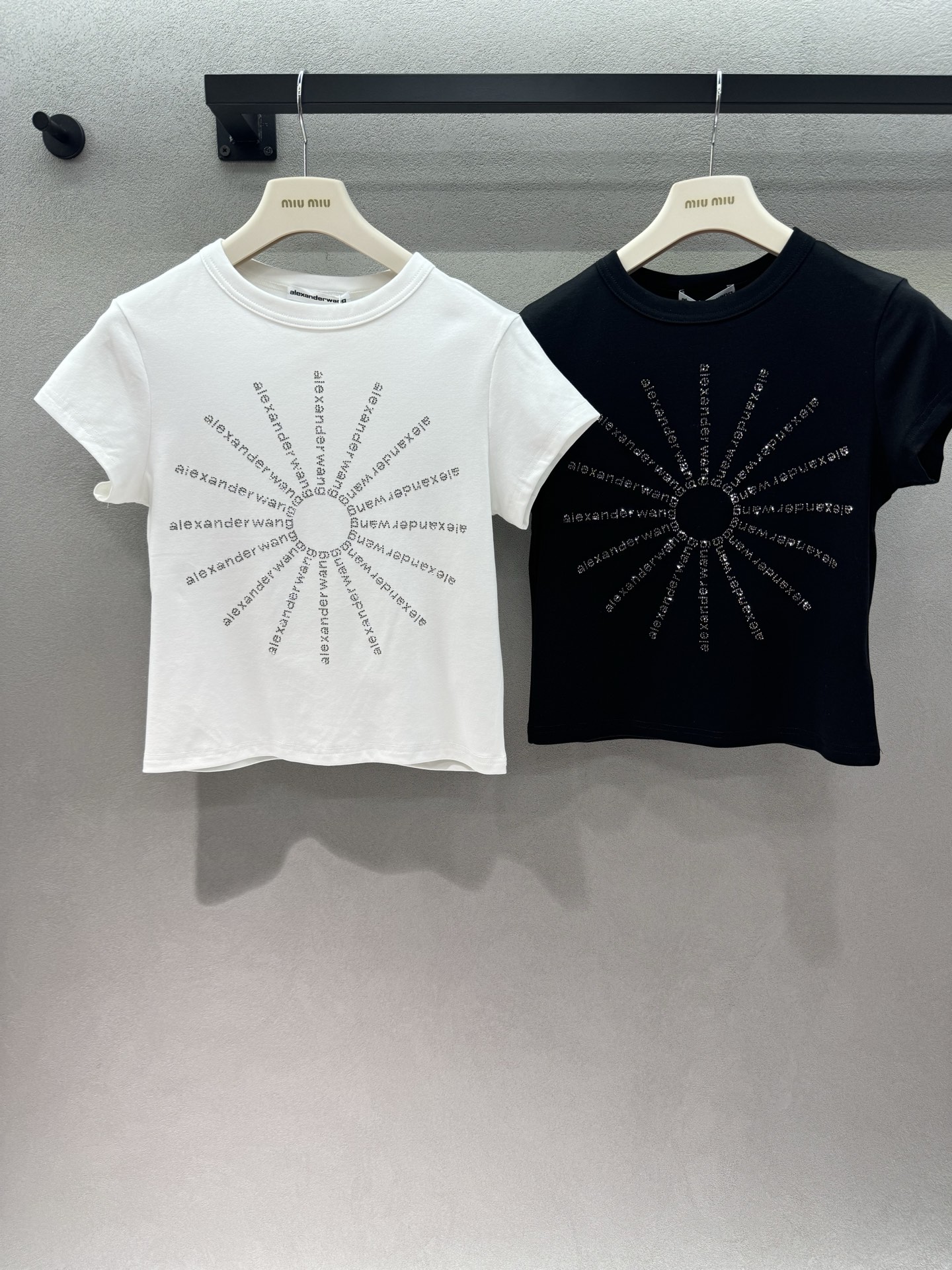 NO:840964,2026 Spring&Summer AW Sunflower Rhinestone T-shirt, King short T-shirt, classic Sunflower Rhinestone logo, sparkles in the sun. Slim-fitting short version, the waist is directly stretched out. Both black and white are super versatile, and they are perfect with denim shorts and sweatpants~ Two colors, three sizes!  ,,alexander wang,shorts,tees,t-shirt,198609092026 Spring&Summer AW太阳花烫钻T恤, 大王短款T恤,经典太阳花烫钻logo, 阳光下闪到发光 修身短款版型,露腰比例直接拉满, 黑白两色都超百搭, 配牛仔短裤、运动裤都绝了～ 两色,三码！,,alexander wang,shorts,tees，t-shirt,,Women's clothing