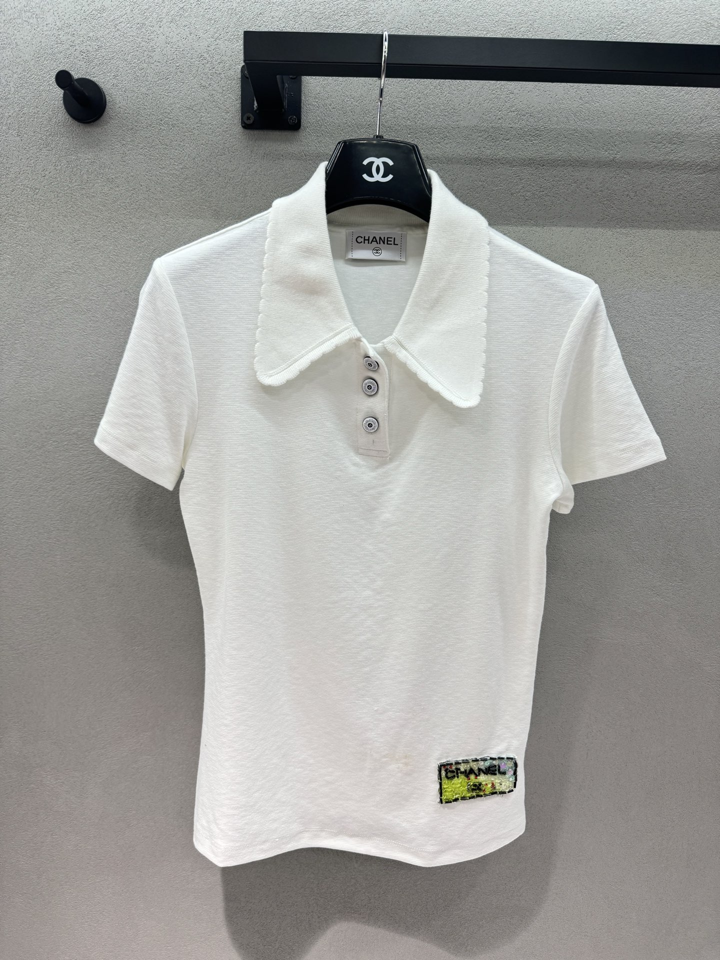 NO:842445,2026 Spring&Summer Xiaoxiang Polo shirt, gentle wavy lapels + exquisite breast buttons, modified neck line, instantly transformed into right-angled shoulders, reducing age and bringing a sense of wealth, colorful woven labels at the hem, Xiaoxiang's signature craftsmanship, low-key and recognizable, slim and short tailoring, huge waist and optimized proportions, soft and waxy skin-friendly fabric, comfortable and breathable upper body, can be worn multiple times without worrying about your figure, Xiaoxiangfeng closes your eyes and enjoys~  Two colors, three codes!  ,,198609092026 Spring&Summer 小香Polo衫, 温柔波浪翻领+精致排扣, 修饰脖颈线条,秒变直角肩, 减龄又自带千金氛围感, 下摆彩色编织标签, 小香标志性工艺,低调有辨识度, 修身短款剪裁,巨显腰细优化比例, 软糯亲肤面料,上身舒适透气, 一衣多穿不挑身材,小香风闭眼入～ 两色,三码！,,,Women's clothing