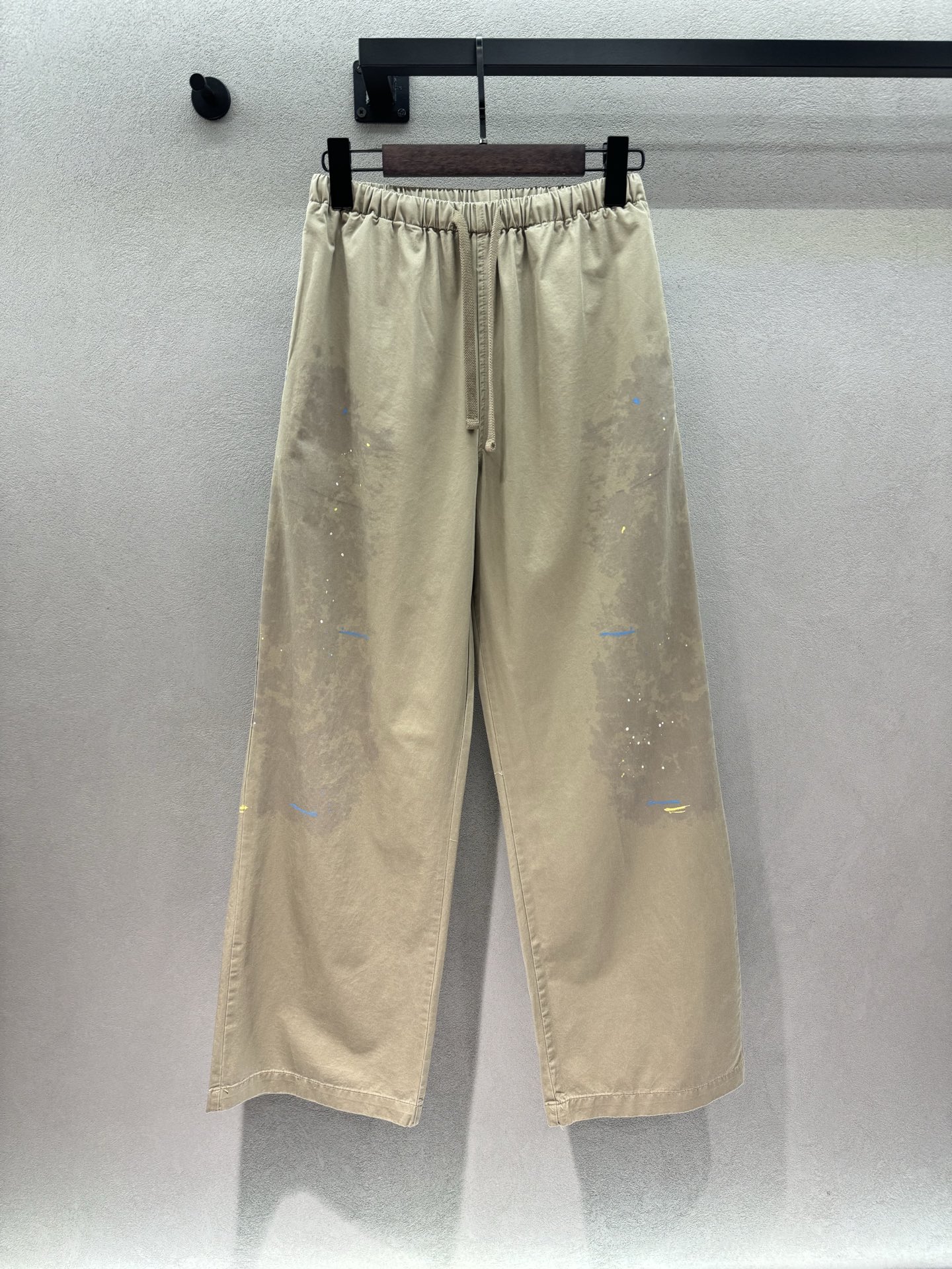 NO:840947,2026 Spring&Summer AC, splash-ink casual pants | Summer relaxed ceiling, khaki washed fabric, built-in retro filter, splash-ink graffiti distressed details, low-key and recognizable, elastic waist and wide-leg version, taking into account both comfort and style. The fabric is light and breathable, and it is not stuffy at all in summer. You can go out casually with a white T-shirt, and you can easily control the looseness~ Three sizes!  ,,198609092026 Spring&Summer AC,泼墨休闲裤｜ 夏日松弛感天花板, 卡其色水洗面料,自带复古滤镜, 泼墨涂鸦做旧细节,低调又有辨识度, 松紧腰阔腿版型,兼顾舒适与造型感, 面料轻薄透气,夏天穿也完全不闷, 随便搭个白T就能出门,轻松拿捏松弛感～ 三码！,,,Women's clothing