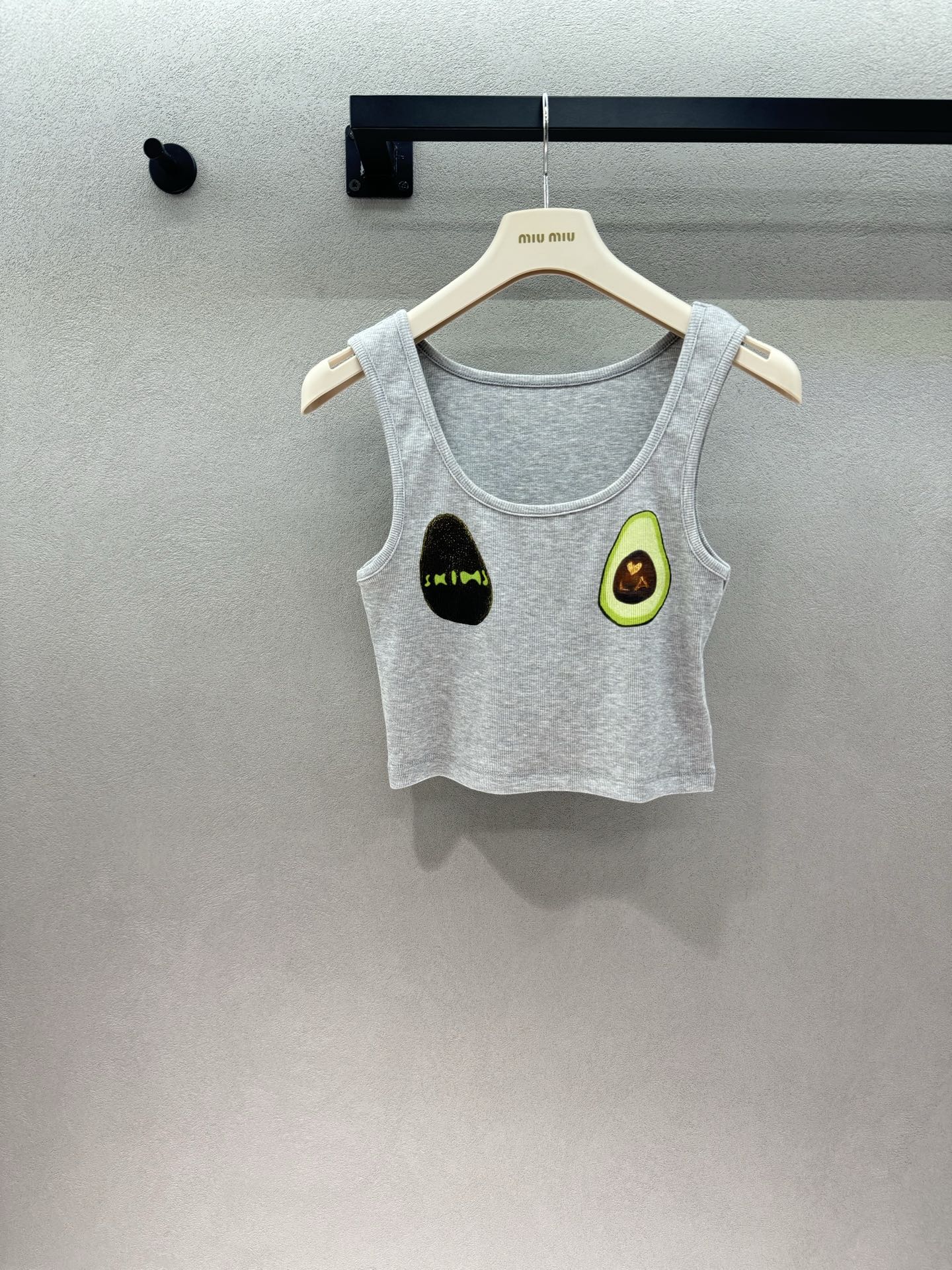 NO:840920,2026 Spring&Summer Avocado U-neck Vest, light gray + contrasting avocado print, fresh and age-reducing, short U-shaped collar version, waist-exposed proportions are directly stretched out, ribbed fabric is super elastic, slimming and slimming. It is perfect for wearing alone or layered, and it is full of vitality when going out in summer~ Three sizes!  ,,198609092026 Spring&Summer 牛油果U领背心, 浅灰色+撞色牛油果印花,清新又减龄, 短款U型领版型,露腰比例直接拉满,, 罗纹面料弹力超足,修身又显瘦 单穿、内搭都超合适, 夏日出街元气感直接拉满～ 三码！,,,Women's clothing