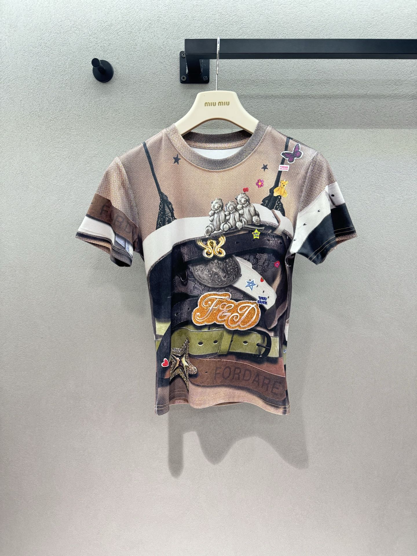 NO:840933,2026 Spring&Summer niche printed short T-shirt, fully printed with belts, bears, and star elements, retro and a little rebellious, slim and short cut, easily create a high waistline, old brown tone super white, yellow-skinned sisters can also wear it, paired with a high-waisted skirt and jeans, the sweet and cool atmosphere will be straight away~ Three sizes!  ,,skirts,jeans,198609092026 Spring&Summer 小众印花短T, 满印皮带、小熊、星星元素, 复古又带点小叛逆, 修身短款剪裁,轻松打造高腰线, 做旧棕色调超显白,黄皮姐妹也能冲, 搭高腰裙、牛仔裤,甜酷氛围感直接拉满～ 三码！,,skirts,jeans,,Women's clothing