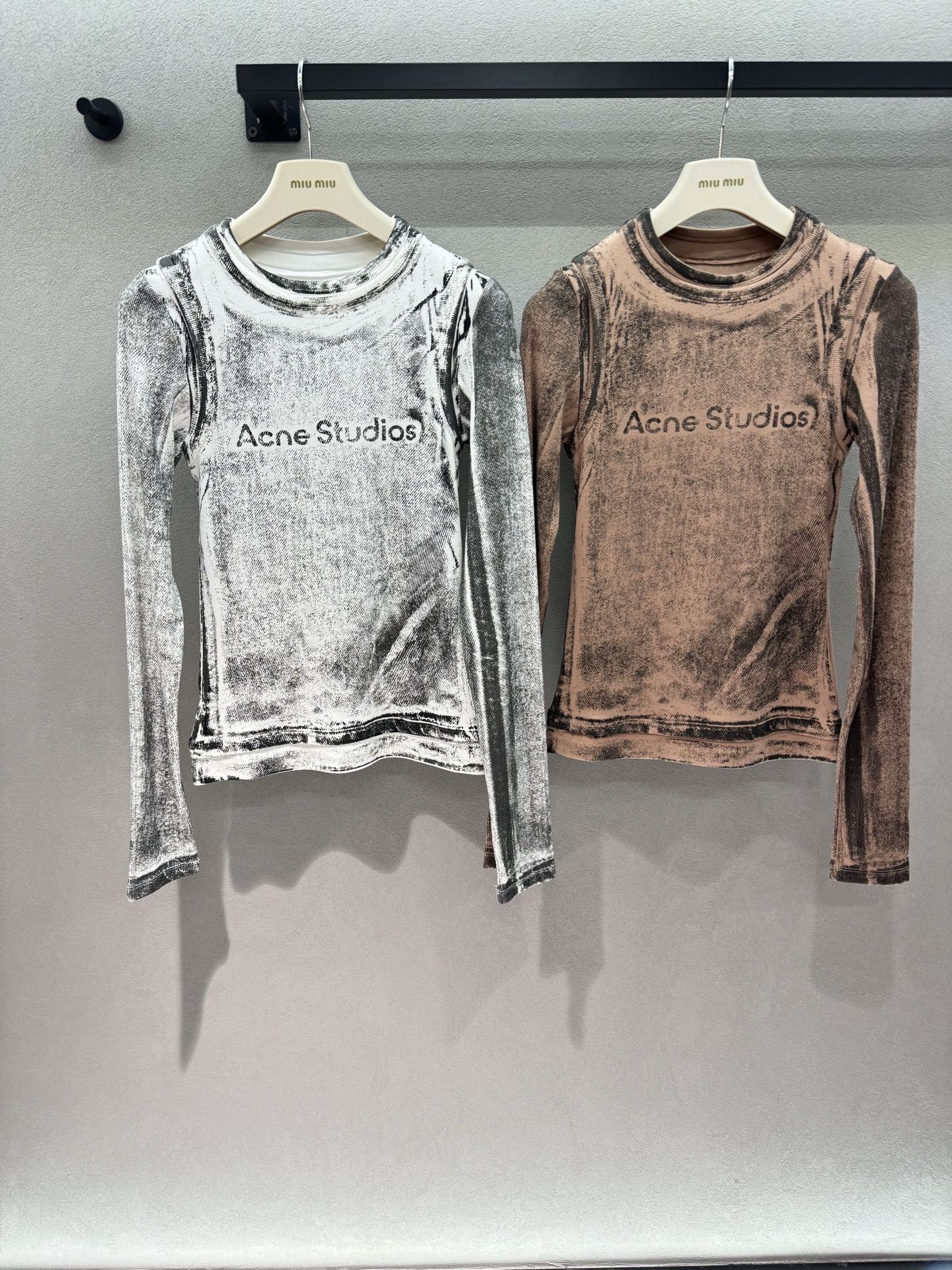 NO:840967,2026 Spring&Summer AC distressed t-shirt, the distressed spray-painted texture is really amazing, both colors come with retro filters, like a layer of old-fashioned brushed atmosphere, they are not picky at all, even yellow-skinned sisters can wear it, the slim but not tight version is so friendly, you can easily wear it when you go out, it will look effortlessly fashionable~ Two colors, three sizes!  ,,198609092026 Spring&Summer AC做旧长t, 做旧喷绘的肌理感真的绝了, 两色都自带复古滤镜, 像自带一层旧旧的磨毛氛围感, 完全不挑皮,黄皮姐妹也能冲, 修身但不勒肉的版型太友好了, 出门随手一搭就是不费力的时髦感～ 两色,三码！,,,Women's clothing
