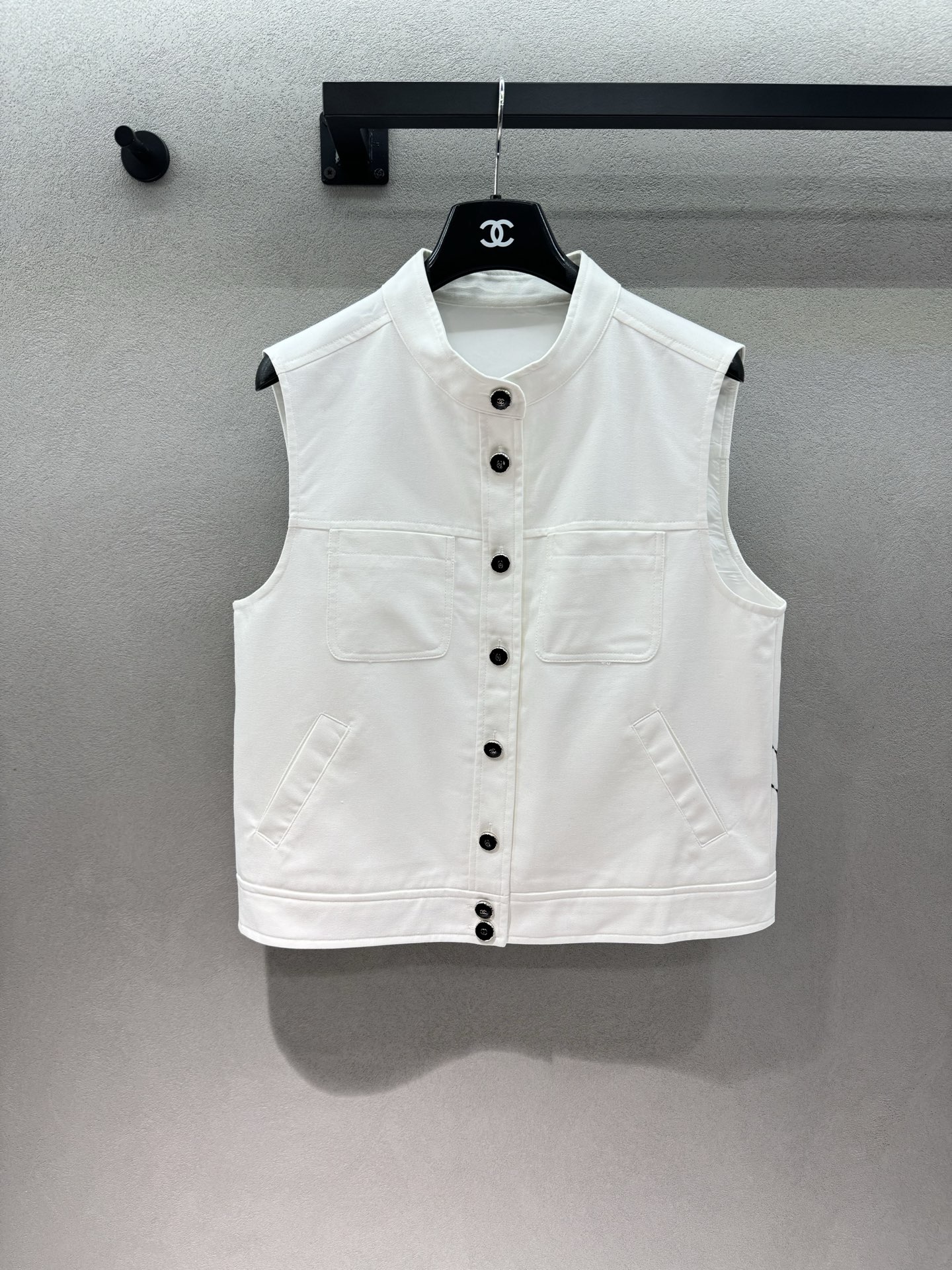 NO:840957,2026 Spring&Summer small fragrant white vest, stand-up collar + black buckle contrasting design, low-key and high-end, work pockets + neat tailoring, taking into account practicality and style, loose and not bulky version, super friendly to the body, suitable for shirts, T-shirts, dresses, easy to achieve French relaxation~ Three sizes!  ,,skirts,shirts,tees,t-shirt,198609092026 Spring&Summer 小香风白色马甲, 立领+黑扣撞色设计,低调又自带高级感, 工装口袋+利落剪裁,兼顾实用性与造型感, 宽松不臃肿的版型,对身材超友好, 搭衬衫、T恤、连衣裙都合适, 轻松拿捏法式松弛感～ 三码！,,skirts,shirts,tees，t-shirt,,Women's clothing