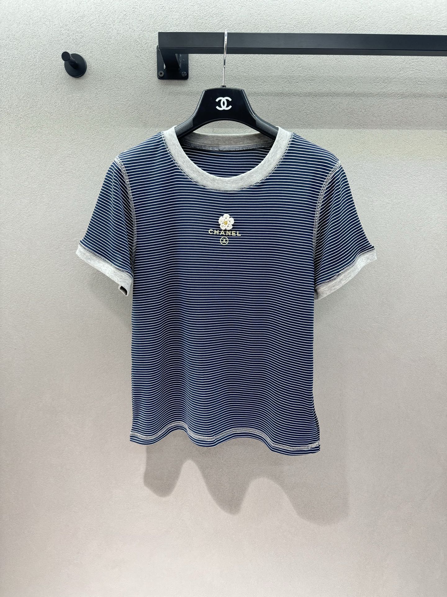 NO:840951,2026 Spring&Summer small fragrant style striped T-shirt, classic navy blue and white pinstripes + gray contrasting edging, with a sense of relaxation. The loose and non-collapsible version makes the upper body look slim and hides fat. It is easy to handle and wear without effort~ Three sizes!  ,,tees,t-shirt,198609092026 Spring&Summer 小香风条纹T恤, 经典藏蓝白细条纹+灰色撞色包边,自带松弛感 宽松不塌的版型,上身显瘦又藏肉, 轻松拿捏不费力穿搭～ 三码！,,tees，t-shirt,,Women's clothing