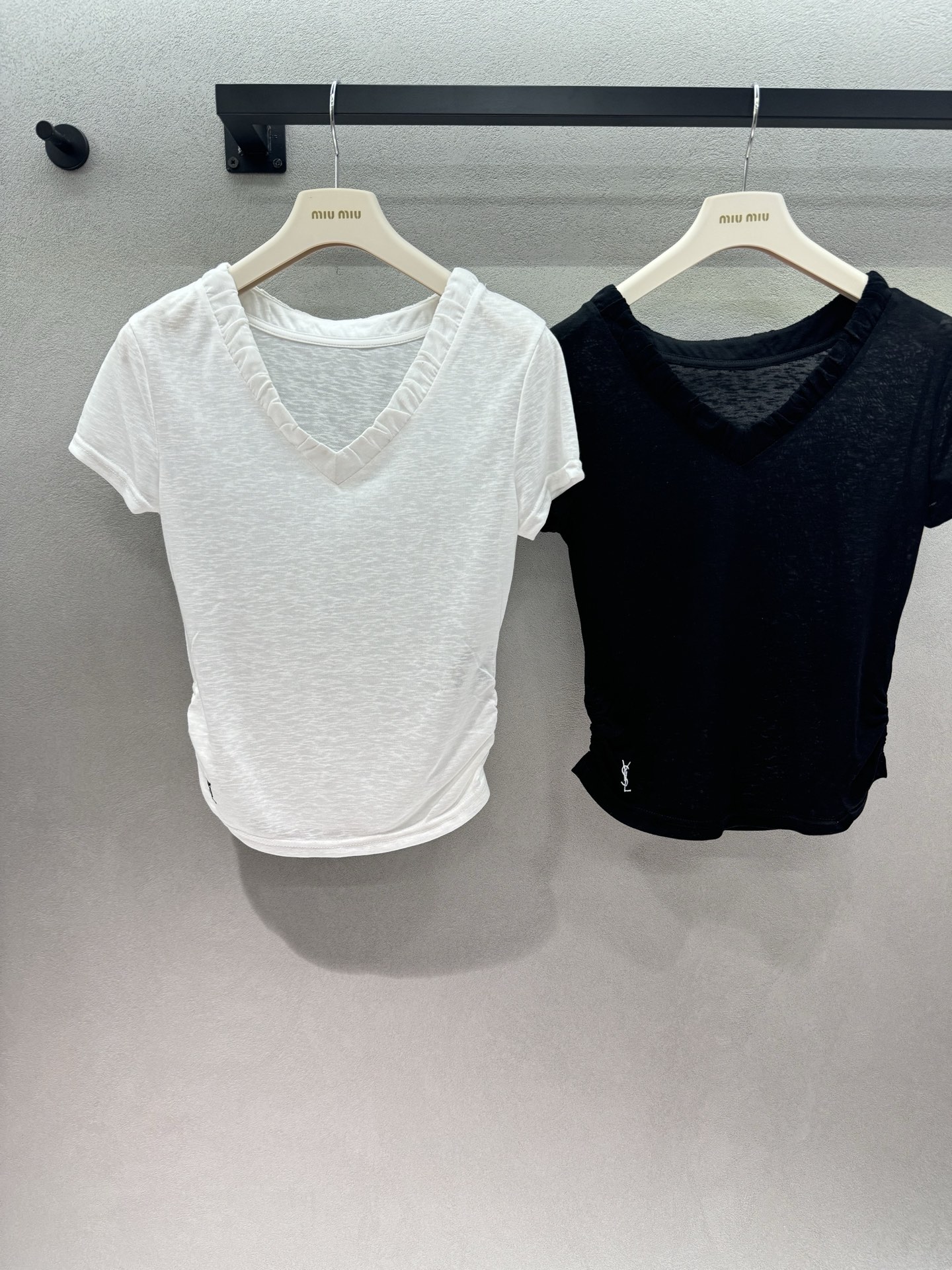 NO:840944,2026 Spring&Summer fungus-edge V-neck T-shirt, V-neck + fungus-edge neckline, directly full of pure desire, side waist pleat design, instantly transforms into an S-shaped curve, slightly transparent slub cotton fabric, with a sense of atmosphere~ Two colors, three sizes!  ,,tees,t-shirt,198609092026 Spring&Summer 木耳边V领T恤, V领+木耳边领口,纯欲感直接拉满, 侧边收腰褶皱设计,秒变S型曲线, 微透竹节棉面料,自带氛围感～ 两色,三码！,,tees，t-shirt,,Women's clothing