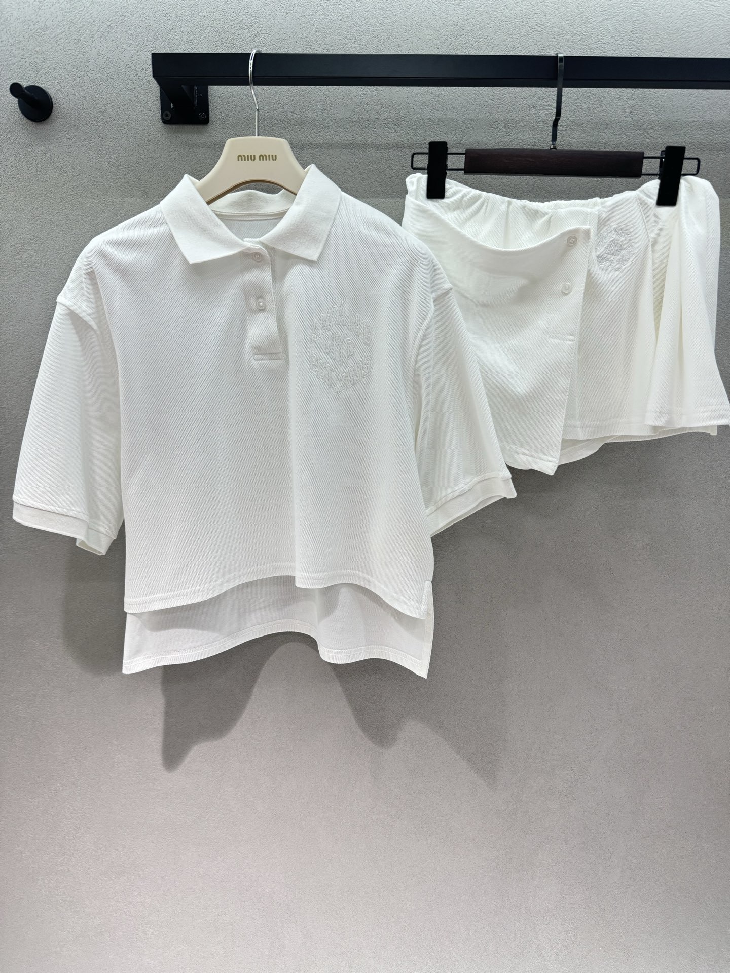 NO:840932,Tops and culottes 2026 Spring&Summer AWPolo suit, Polo collar embroidered top + anti-exposure culottes, distressed washed fabrics, built-in retro filter, loose short top + high-waisted culottes, a set that can be worn out and out, and the number of repeat customers for daily use/store visits/music festivals~ Two colors, three sizes!  ,,skirts,19860909上衣 裤裙 2026 Spring&Summer AWPolo套装,, Polo领刺绣上衣+防走光裙裤, 做旧水洗面料,自带复古滤镜, 宽松短款上衣+高腰裙裤, 一套穿出门零搭配, 日常/探店/音乐节回头率爆表～ 两色,三码！,,skirts,,Women's clothing
