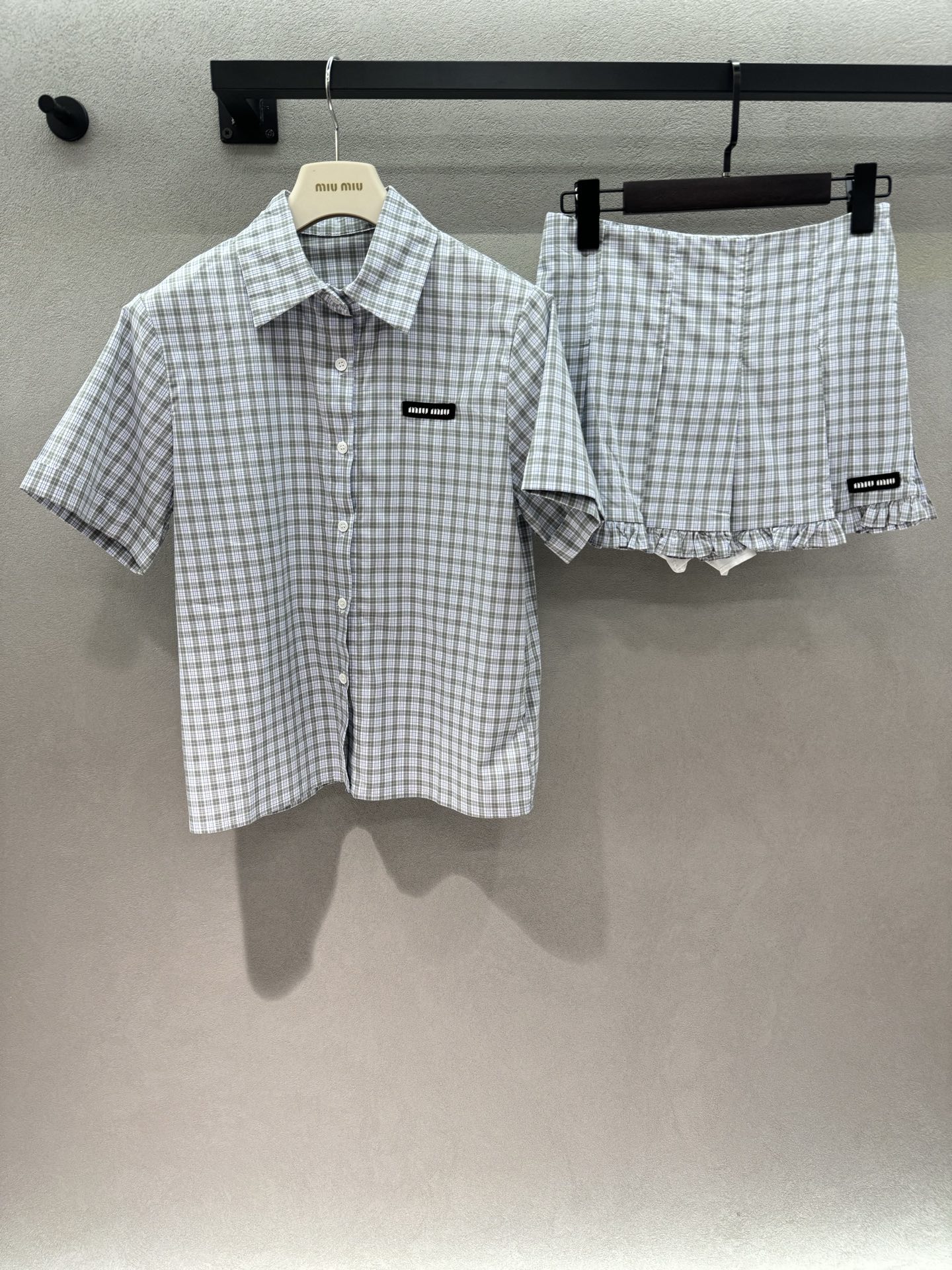 NO:840922,Tops and skirts 2026 Spring&Summer college-style pattern suit, gray and blue plaid has a cool feeling, loose shirt + high-waisted culottes, the fabric is light and breathable, and it is not boring at all in summer. It can be worn for commuting, daily life, and dating~ Three sizes!  ,,skirts,shirts,19860909上衣 半裙 2026 Spring&Summer 学院风格纹套装,灰蓝格纹自带清冷感, 宽松衬衫+高腰短裙裤, 面料轻薄透气,夏天穿也完全不闷 通勤、日常、约会都能穿～ 三码！,,skirts,shirts,,Women's clothing