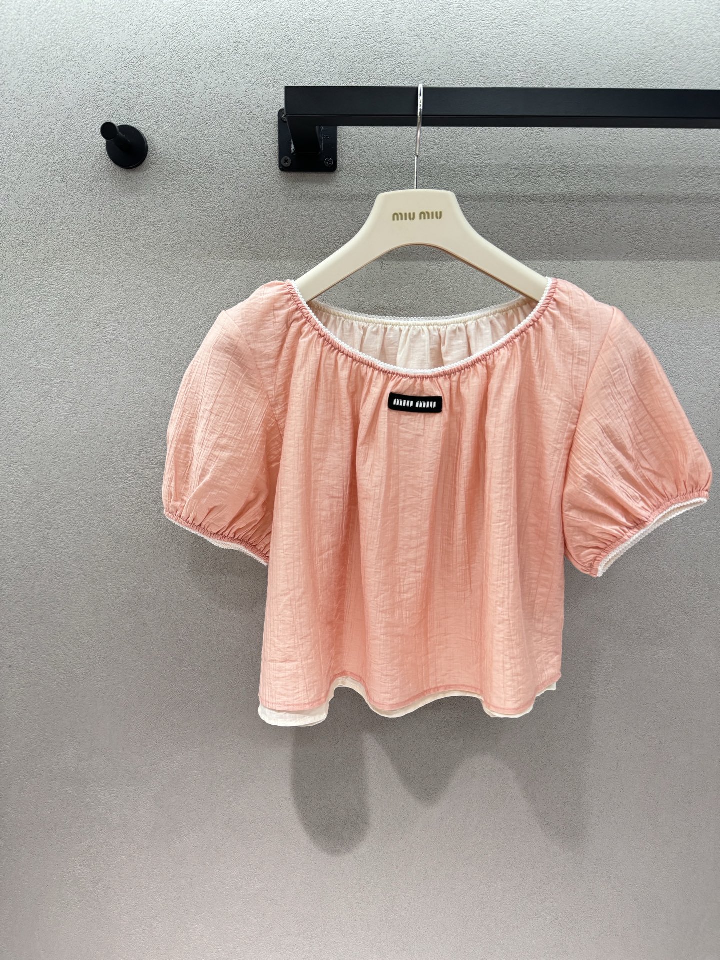 NO:842433,Tops and skirts 2026 Spring&Summer MM, pink two-piece set, soft mist peach pink that is gentle to the core, breathable fabric with its own texture, super refreshing to wear in spring and summer, two-piece design with one-shoulder puff sleeves + thin suspenders, lace hemming + double-layer hem, details so exquisite that they scream, classic black label logo is low-key and noble, pure lust directly fills up~ Three sizes!  ,,skirts,19860909上衣 半裙 2026 Spring&Summer  MM,粉色两件套, 温柔到骨子里的柔雾蜜桃粉, 自带肌理感的透气面料,春夏穿超清爽, 一字肩泡泡袖款+细吊带款两件设计, 花边包边+双层下摆,细节精致到尖叫, 经典黑标logo低调显贵,纯欲感直接拉满～ 三码！,,skirts,,Women's clothing