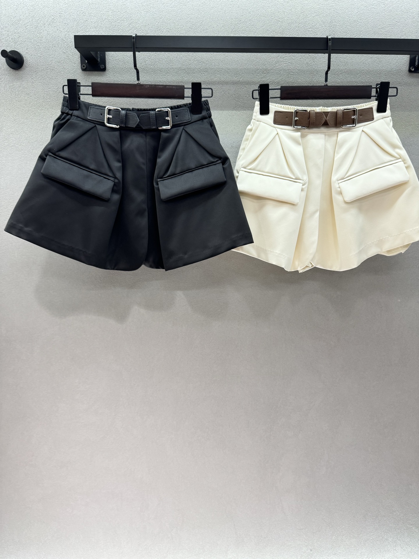 NO:842451,2026 Spring&Summer JR belt work culottes, with built-in belt, double-buckle hardware, super exquisite, large three-dimensional pockets on the front, full of sweet and cool work clothes, elastic waist design, not tight, super friendly to all waist sizes, A-line wide swing version, perfect anti-exposure safety, perfect coverage of crotch width, fake crotch wide culottes structure, cool and neat, street hot girl style, versatile and perfect,  Gentle Korean style, refreshing and clean, the king of spring and summer atmosphere~ Two colors, three sizes!  ,,skirts,198609092026 Spring&Summer JR腰带工装裙裤, 自带腰带,双扣五金超精致, 前侧立体大口袋,工装甜酷感拉满, 腰部松紧设计,不勒肉对各种腰围超友好, A字阔摆版型,防走光安全感满分 完美遮住胯宽、假胯宽裙裤式结构, 酷飒利落,街头辣妹风,百搭不出错, 温柔韩系,清爽干净,春夏氛围感王者～ 两色,三码！,,skirts,,Women's clothing