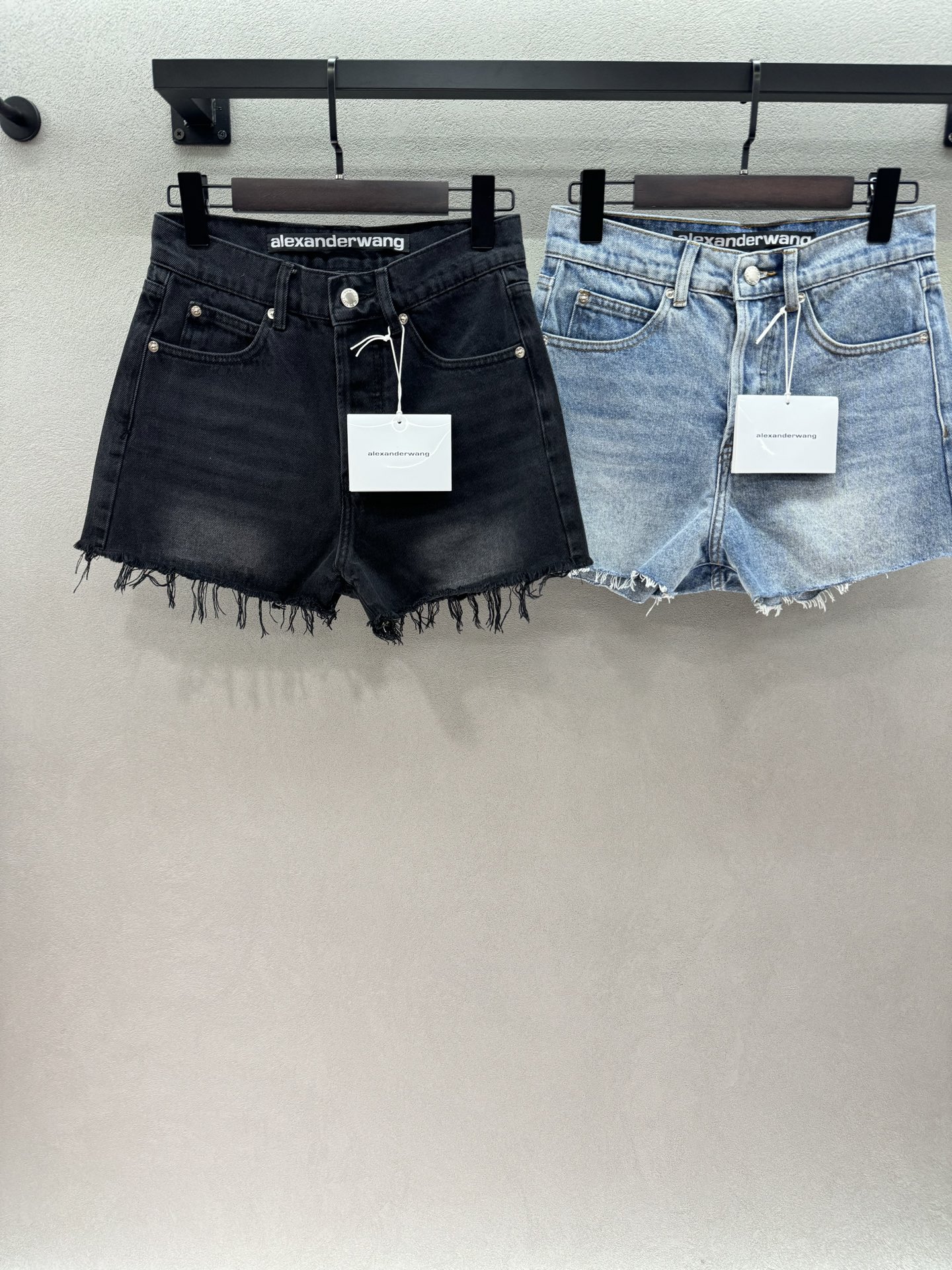 NO:842462,2026 Spring&Summer AW hot-drilled raw-edged denim shorts, high-waisted version + raw-edged fringed trousers, elongating the proportion of the legs, instantly transforming into supermodel long legs, gradient diamond letters logo on the back pocket, blingbling super eye-catching in the sun, washed and aged craftsmanship, black and gray/light blue colors with a retro relaxed feel, stiff denim fabric, slimming and hidden, super friendly to wide hips/pear-shaped body,  The sweet and cool street feeling is directly grasped, and the hot girl closes her eyes and rushes~ Two colors, three sizes!  ,,shorts,198609092026 Spring&Summer AW烫钻毛边牛仔短裤, 高腰版型+毛边流苏裤脚, 拉长腿部比例,秒变超模长腿, 后袋渐变闪钻字母logo, 阳光下blingbling超吸睛, 水洗做旧工艺, 黑灰/浅蓝两色自带复古松弛感, 硬挺牛仔面料,显瘦藏肉, 对胯宽/梨形身材超友好, 甜酷街头感直接拿捏,辣妹闭眼冲～ 两色,三码！,,shorts,,Women's clothing