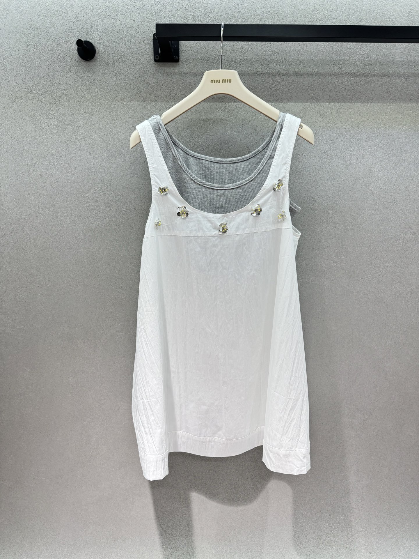 NO:842480,2026 Spring&Summer layered beaded tank top dress, comes with spring refreshing filter, sweet girl closes her eyes, true two-piece layering design, full of layers, exquisite three-dimensional flower beading on the neckline, blingbling details control ecstasy, girly feeling, loose A-line version, hiding the flesh and slimming, the pear-shaped figure can be easily controlled ~ Korean college style, refreshing and age-reducing, perfect for spring outings,  Gentle and ladylike, clean and versatile, suitable for commuting and dating~ Two colors, three sizes!  ,,skirts,198609092026 Spring&Summer 叠穿订珠背心裙, 自带春日清爽滤镜,甜妹闭眼冲, 真两件叠穿设计,层次感拉满, 领口精致立体小花钉珠, blingbling细节控狂喜,少女感爆棚, 宽松A字版型,藏肉显瘦不挑身材, 梨形身材也能轻松驾驭～ 韩系学院风,清爽减龄,春日出游超适配, 温柔大小姐感,干净百搭,通勤约会都可～ 两色,三码！,,skirts,,Women's clothing