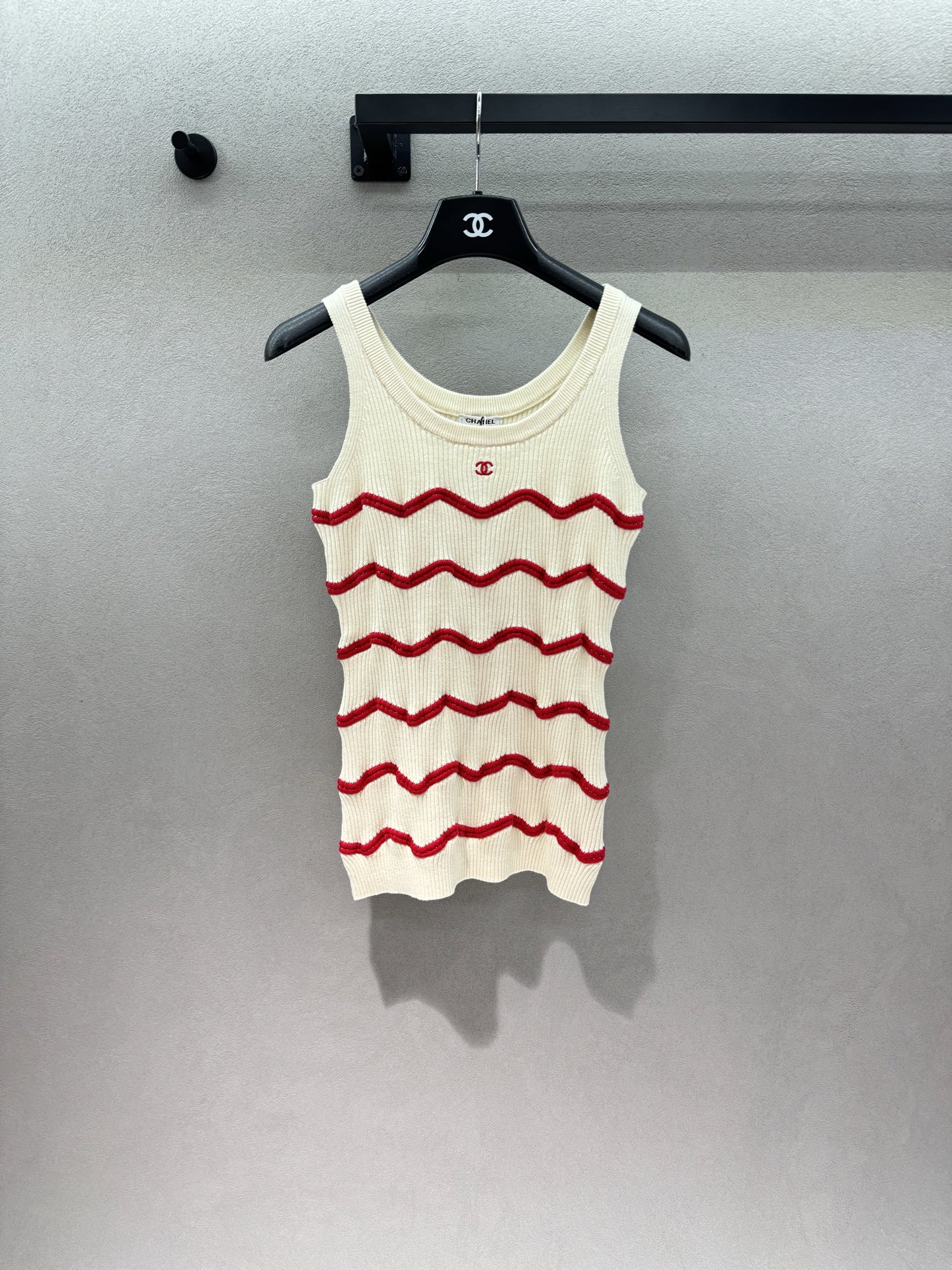 NO:842434,2026 Spring&Summer Xiaoxiang red and white striped knitted vest, perfectly captures the summer atmosphere, off-white + red contrasting design, comes with sweet girl filter, wavy red and white stripes + fine glitter beads, has soft light under the sun, details control ecstasy, classic double C embroidery on the chest, low-key and elegant, slim pitted knitted version, full of elasticity, slimming but not tight, optimized body proportions,  The milky white background is gentle and refreshing, and the red stripes are energetic and age-reducing~ Three sizes!  ,,198609092026 Spring&Summer 小香红白条针织背心, 狠狠拿捏夏日氛围感穿搭, 米白+正红撞色设计,自带甜妹滤镜, 波浪形红白条纹+细闪珠边, 阳光下自带柔光,细节控狂喜, 胸前经典双C刺绣,低调显贵, 修身坑条针织版型,弹力十足, 显瘦不勒肉,优化身材比例, 奶白色底色温柔又清爽, 搭配红色条纹元气又减龄～ 三码！,,,Women's clothing