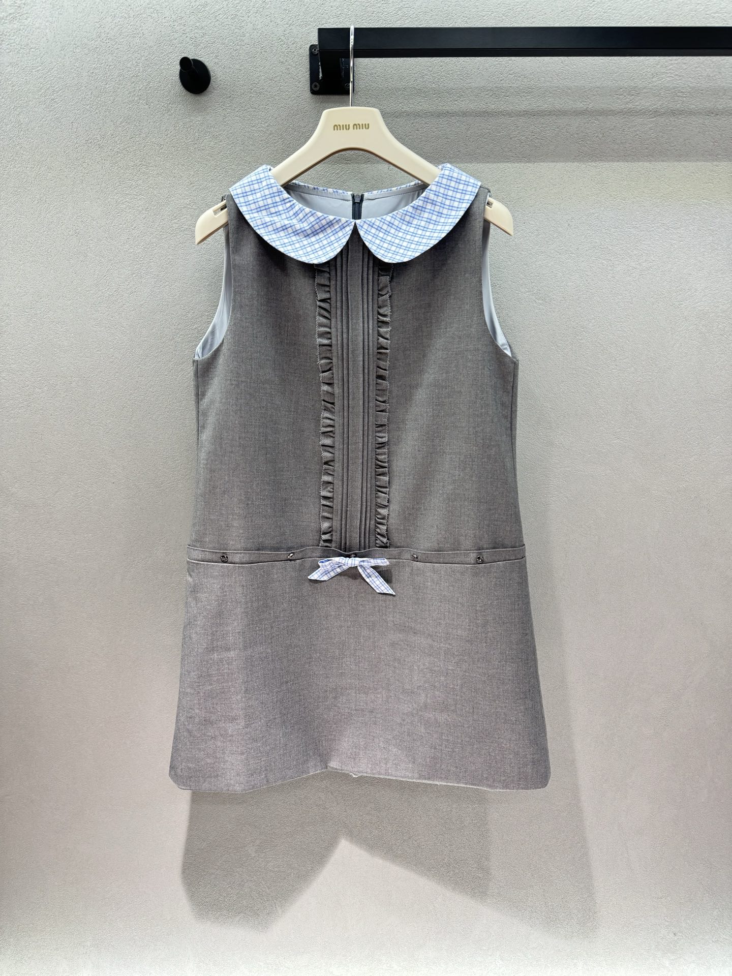 NO:842446,2026 Spring&Summer College Style Doll Collar Tank Top, classic college style design, sweet but not greasy, comes with a cute filter, blue and white plaid doll collar + bow of the same color at the waist, age-reducing and refined, details control ecstasy, front accordion pleats + fungus edge design, increase the sense of layering, full of sweet girl atmosphere  ,,skirts,198609092026 Spring&Summer 学院风娃娃领背心裙, 经典学院风设计,甜而不腻,自带乖巧滤镜, 蓝白格纹娃娃领+腰间同色系蝴蝶结, 减龄又精致,细节控狂喜, 正面风琴褶+木耳边设计, 增加层次感,甜妹氛围拉满x 可拆卸腰间蝴蝶结设计, 春夏出游、约会、日常通勤都适配, 甜酷又高级～ 三码！,,skirts,,Women's clothing