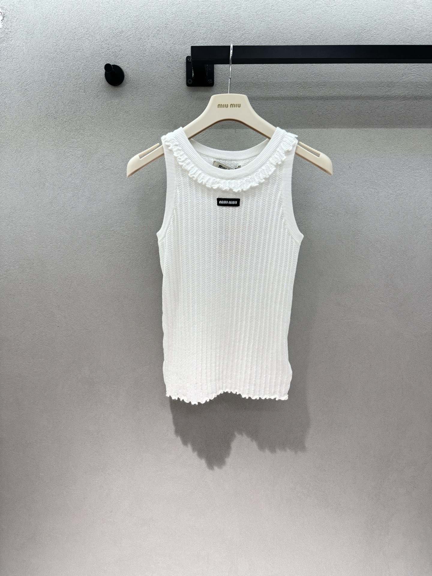 NO:842458,2026 Spring&Summer MM lace neckline white vest, gentle milky white + exquisite lace, comes with sweet girl buff, neckline + hem wavy lace design, gentle and age-reducing, girlish look directly full of texture pitted knitted fabric, with self-cultivation effect, slimming but not tight, classic black label logo on the chest, low-key and noble, small details make it more recognizable, off-white tone is clean and refreshing, suitable for wearing alone or inside.  Suitable for daily use, commuting, and dating~ Three codes!  ,,198609092026 Spring&Summer MM花边领口白背心, 温柔奶白+精致花边,自带甜妹buff, 领口+下摆波浪花边设计, 温柔又减龄,少女感直接拉满 肌理感坑条针织面料, 自带修身效果,显瘦不勒肉, 胸前经典黑标logo,低调显贵, 小细节拉满辨识度, 米白色调干净清爽,单穿或内搭都适配, 日常、通勤、约会全hold住～ 三码！,,,Women's clothing