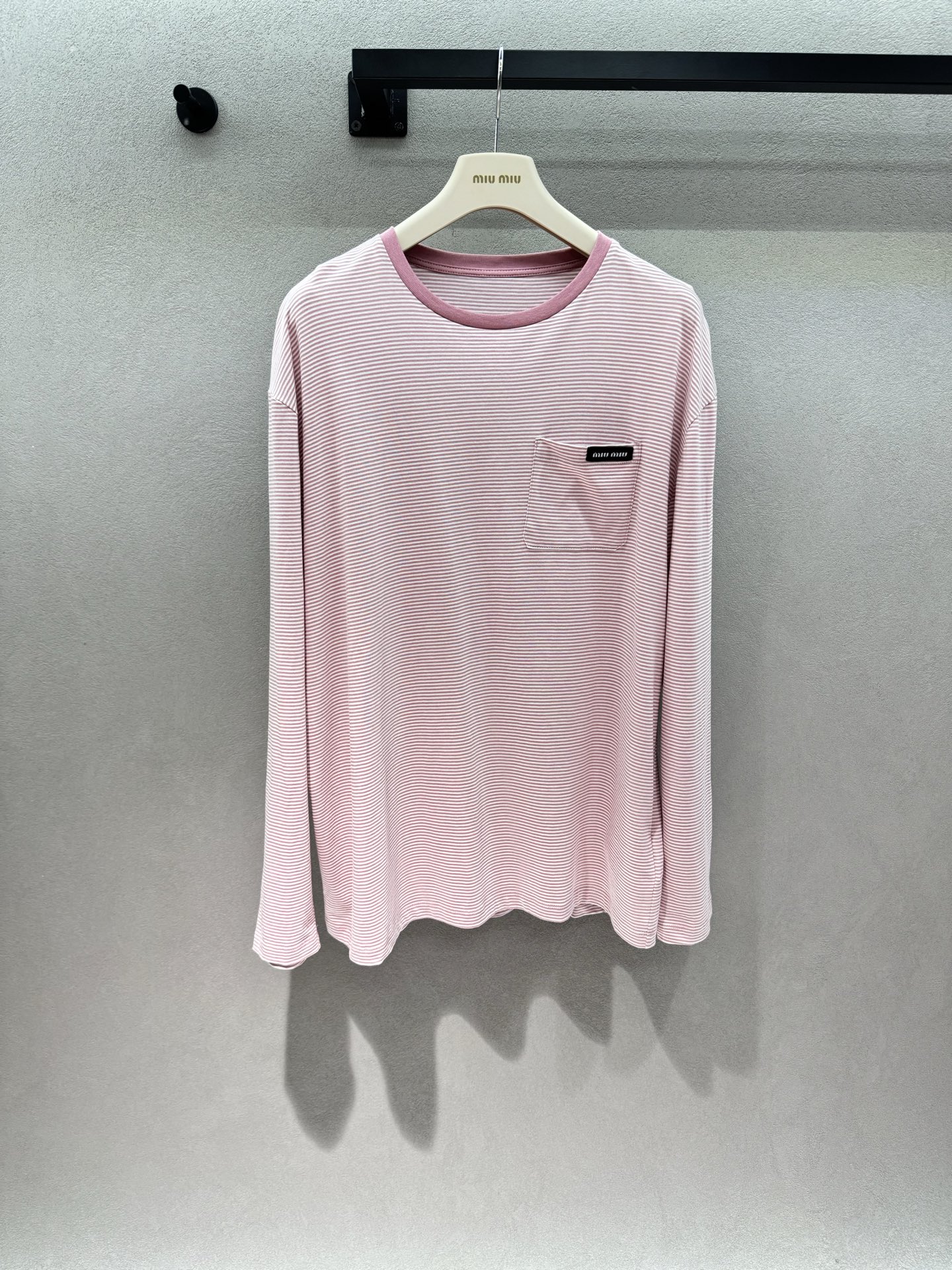 NO:842470,2026 Spring&Summer MM pink and white striped long-sleeved T, soft peach pink tone, low saturation pink and white pinstripes, gentle and age-reducing, with a Korean atmosphere, contrasting round neck + small chest pocket, the black label logo on the pocket is low-key and elegant, loose and off-shoulder version, not picky about the figure, covering the flesh and making you slim, no sense of restraint for daily wear, soft and waxy skin-friendly fabric, breathable and comfortable,  Suitable for wearing alone in spring and summer, or as an inner layer in autumn and winter ~ Three sizes!  ,,198609092026 Spring&Summer MM粉白条纹长袖T, 软乎乎的蜜桃粉调,低饱和粉白细条纹, 温柔又减龄,自带韩系氛围感, 撞色圆领+胸前小口袋, 口袋上的黑标logo低调显贵, 宽松落肩版型,不挑身材, 遮肉显瘦,日常穿毫无束缚感, 软糯亲肤面料,透气舒适, 春夏单穿、秋冬内搭都适配～ 三码！,,,Women's clothing