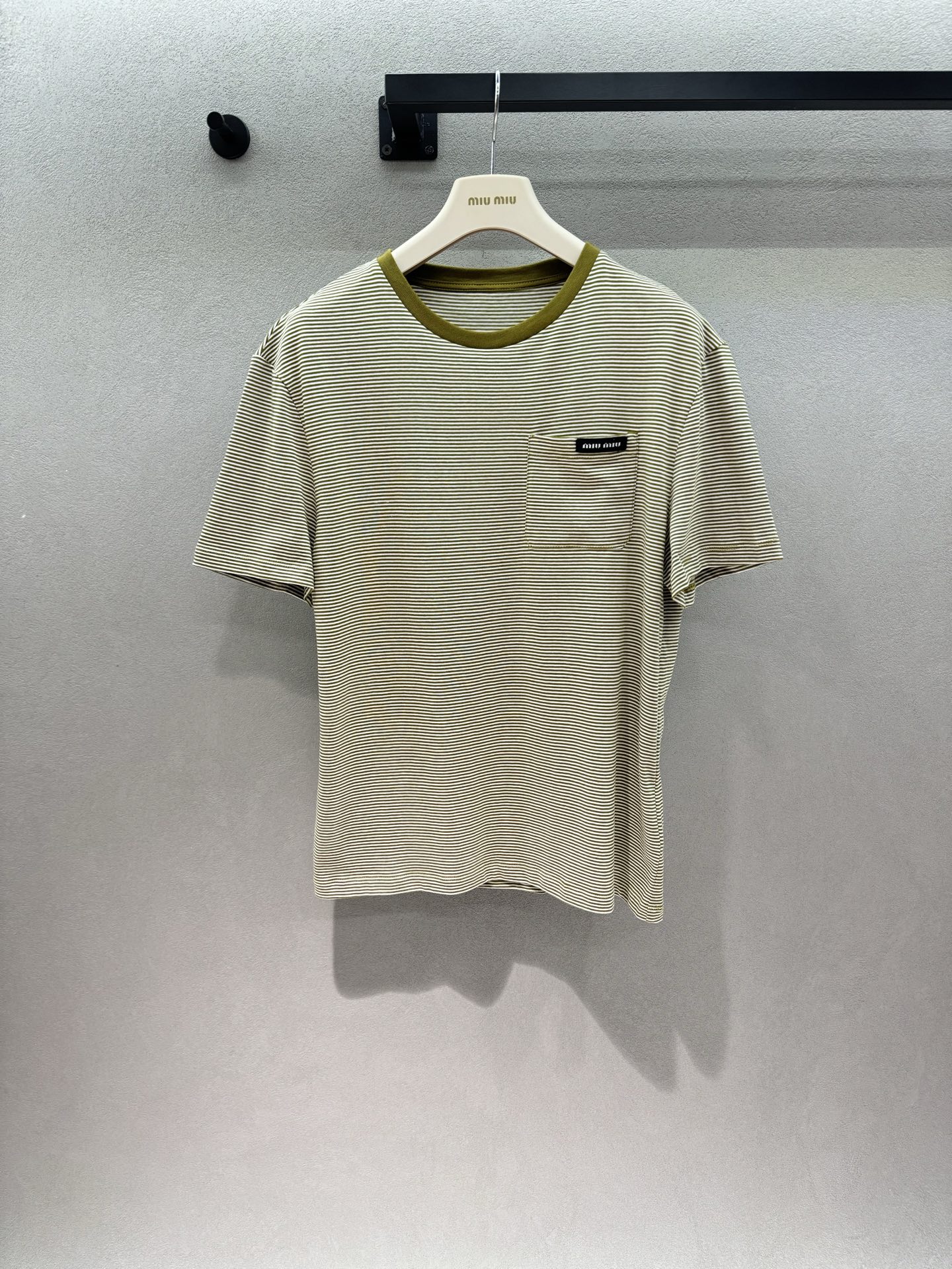 NO:842482,2026 Spring&Summer MM striped short-sleeved T-shirt, low saturation pink and white pinstripes, gentle and age-reducing, with a Korean atmosphere, contrasting round neck + small chest pocket, black label logo on the pocket, low-key and elegant, loose shoulder style, not picky about the figure, covering the flesh and making you slim, no sense of restraint for daily wear, soft and waxy skin-friendly fabric, breathable and comfortable, suitable for spring and summer alone wear, autumn and winter inner wear~ Three sizes!  ,,T-shirt,198609092026 Spring&Summer MM条纹短袖T, 低饱和粉白细条纹, 温柔又减龄,自带韩系氛围感, 撞色圆领+胸前小口袋, 口袋上的黑标logo低调显贵, 宽松落肩版型,不挑身材, 遮肉显瘦,日常穿毫无束缚感, 软糯亲肤面料,透气舒适, 春夏单穿、秋冬内搭都适配～ 三码！,,T-shirt,,Women's clothing