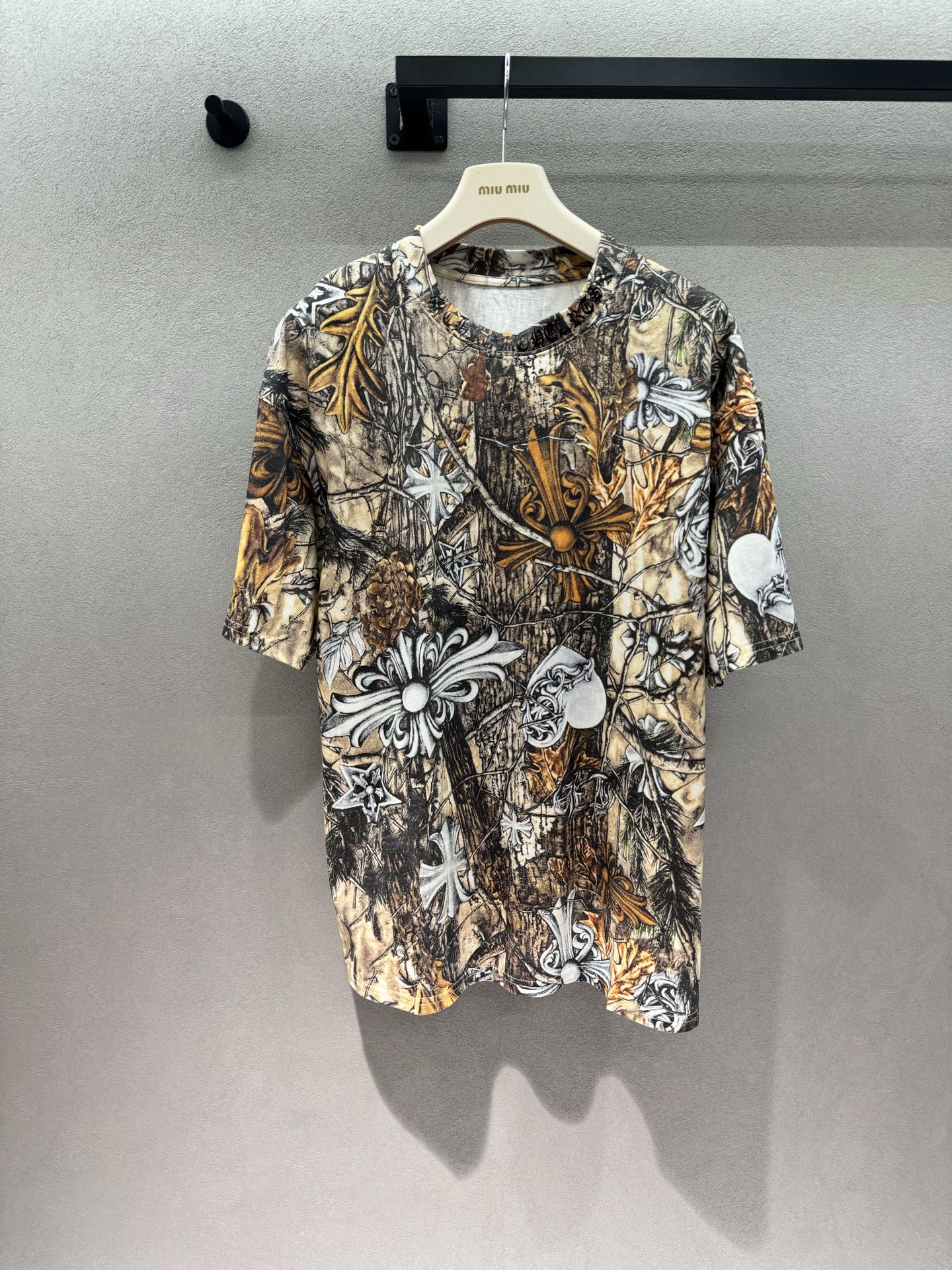 NO:842490,Crow* printed T-shirt, retro forest camouflage + cross elements, has a unique atmosphere, does not conflict with the ceiling, forest dead wood camouflage shading, wild and sweet, with white gold cross, flowers, love prints, loose shoulder version, covering the flesh and slimming, with a lazy and relaxed feeling, super friendly to all body types, pure cotton skin-friendly fabric, breathable and comfortable, refreshing and not sweaty when worn in spring and summer. Unisex design, same style for men and women~ Three sizes!  ,,chrome hearts,tees,t-shirt,19860909克罗*印花T恤, 复古森林迷彩+十字元素, 自带独特氛围感,不撞款天花板, 森林枯木迷彩底纹,又野又甜, 搭配白金色十字、花卉、爱心印花, 宽松落肩版型,遮肉显瘦, 自带慵懒松弛感,对各种身材超友好, 纯棉亲肤面料,透气舒适,春夏穿清爽不闷汗 中性风设计,男女同款～ 三码！,,chrome hearts,tees，t-shirt,,Women's clothing