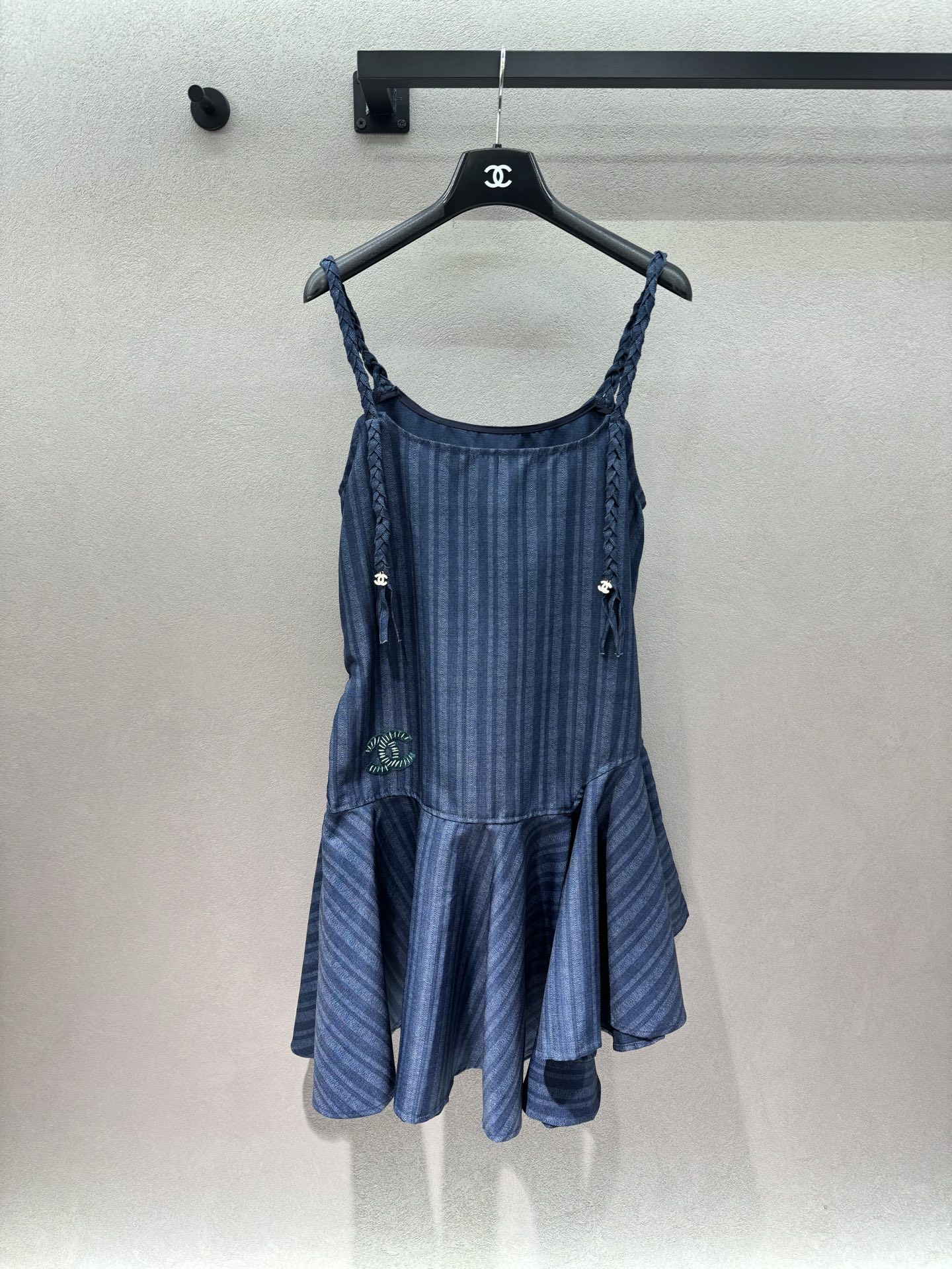 NO:842494,2026 Spring&Summer Xiaoxiang denim blue braided suspender skirt, retro vertical denim + woven shoulder straps, sweet and sassy, makes you look like a wealthy daughter, hand-woven twist shoulder straps, with double C metal decoration, high waist lotus leaf hem design, optimize body proportions, hide the body slimming and have a sense of smart atmosphere, wear it with a denim jacket/small fragrant suit, and instantly become a retro wealthy daughter,  Suitable for dating, travel, and daily commuting, it’s versatile and can go wrong~ Three sizes!  ,,skirts,jackets & coats,business suit,198609092026 Spring&Summer  小香牛仔蓝编织吊带裙, 复古竖纹牛仔+编织肩带, 又甜又飒,富家千金既视感拉满, 手工编织麻花肩带,搭配双C金属装饰, 高腰荷叶摆设计,优化身材比例, 藏肉显瘦还自带灵动氛围感, 外搭牛仔外套/小香风西装, 秒变复古富家千金, 约会、出游、日常通勤都适配,百搭不出错～ 三码！,,skirts,jackets & coats,business suit,,Women's clothing