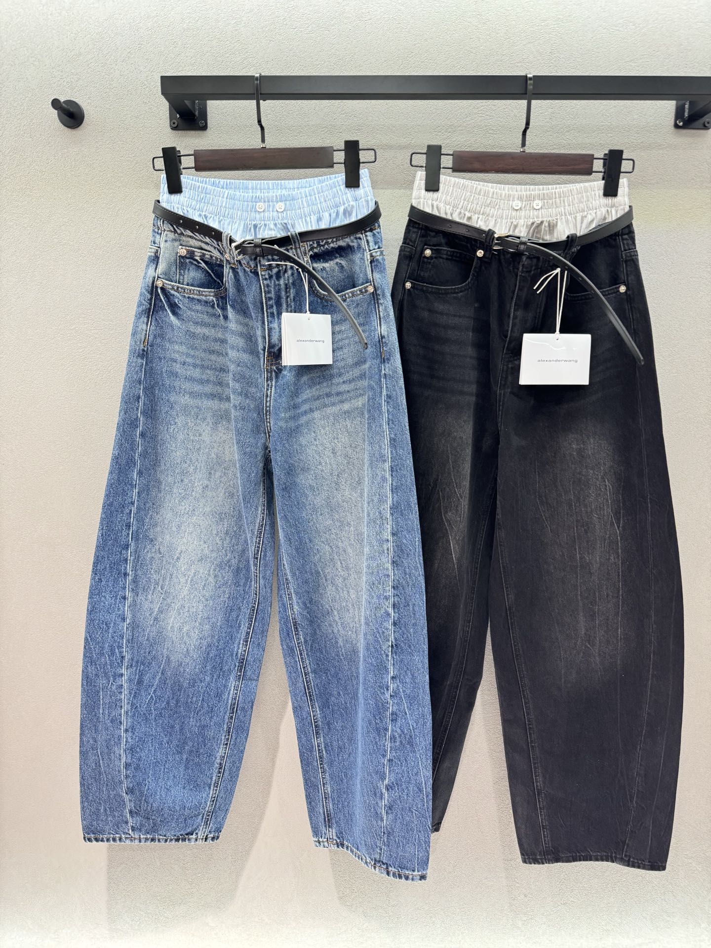 NO:844039,2026 Spring&Summer AW fake two-piece scimitar jeans. The double-layer waistband design has built-in layering. You don’t have to worry about matching to look like a hot girl. The balloon scimitar pants hide a lot of fat. The legs are thick/not straight/the fake hip width is completely hidden. The distressed washed blue/charcoal black colors are very good. When paired with a short top, you will look like a hot girl on the street. You can fully utilize it~ Two colors, three sizes!  ,,jeans,198609092026 Spring&Summer AW假两件弯刀牛仔裤, 双层腰头设计自带内搭层次感, 不用费心搭配也能穿出辣妹感, 气球弯刀裤型巨藏肉, 腿粗/腿不直/假胯宽全藏得严严实实, 做旧水洗蓝/炭黑两色都很绝, 配短上衣是街头辣妹,利用率直接拉满～ 两色,三码！,,jeans,,Women's clothing
