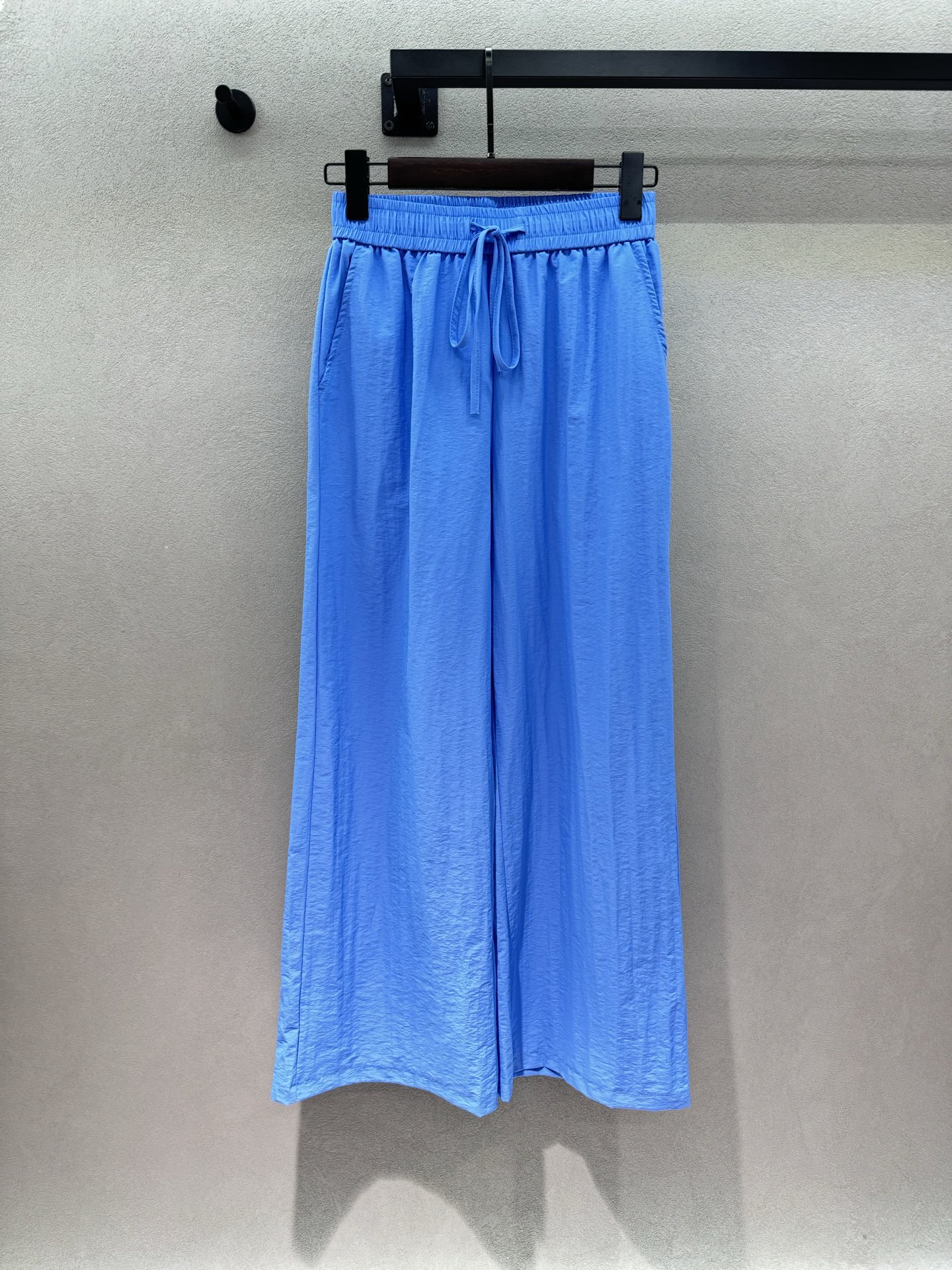 NO:844001,Klein blue wide-leg trousers directly bring out the summer atmosphere. The bright blue tone shows off the whiteness, and even yellow-skinned sisters can easily control it. The light and thin fabric is like ice silk, and the drape is great. The high-waisted elastic waist + drawstring design hides the flesh without being too bulky. The pear-shaped figure, fake hip width, and thick legs are all well hidden for you. They look great with white T-shirts, suspenders, and short tops. They are refreshing and photogenic when you go out in any outfit.  The clothes of lazy people are directly welded to the body~ Three sizes!  ,,tees,t-shirt,19860909克莱因蓝阔腿裤 直接把夏日氛围感拉满,巨显白的亮蓝色调,黄皮姐妹也能轻松驾驭, 冰丝般的轻薄面料,垂坠感超赞, 高腰松紧腰+抽绳设计,不挑身材还藏肉, 梨形身材/假胯宽/腿粗全给你藏得严严实实, 搭配白T恤、吊带、短上衣都超好看, 出门随便一套都清爽又上镜, 懒人穿搭直接焊死在身上～ 三码！,,tees，t-shirt,,Women's clothing