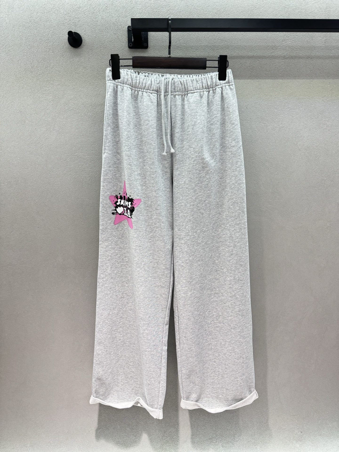 NO:844006,2026 Spring&Summer sk* gray star sweatpants, light gray tone is gentle and versatile, with pink star print, loose wide-leg version with huge belly, high waist elastic waist + drawstring design, comfortable and casual, zero restraint for daily wear, the cuffs of the trousers are full of details, and it looks great when paired with T-shirts, suspenders, and hot girl tops~ Size 3!  ,,tees,t-shirt,198609092026 Spring&Summer sk*灰色星星卫裤, 浅灰色调温柔又百搭,搭配粉色星星印花, 宽松阔腿版型巨藏肉, 高腰松紧腰+抽绳设计, 舒适又随性,日常穿零束缚, 裤脚翻边细节感拉满, 搭配T恤、吊带、辣妹上衣都超有氛围感～ 三码！,,tees，t-shirt,,Women's clothing