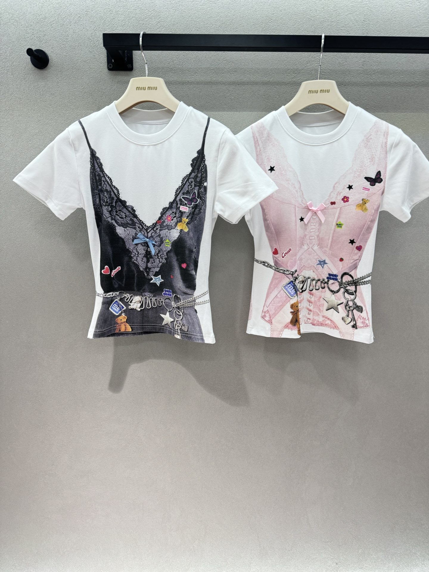 NO:844011,2026 Spring&Summer Fu Die fake two-piece printed T, both colors are superb, simulated lace suspenders + waist chain printing, no need to worry about layering, it has a sense of layering, even lazy people can easily wear pure sexy hot girl style, the short version is super proportional, the elements of bears, stars, and bows poke the hearts of girls, just wear it casually on the street, and it will turn heads~ Two colors, three sizes!  ,,198609092026 Spring&Summer 福蝶假两件印花T, 两色都超绝,仿真蕾丝吊带+腰链印花, 不用费心叠穿,自带层次感, 懒人也能轻松穿出纯欲辣妹风, 短款版型超显比例, 小熊、星星、蝴蝶结元素戳中少女心, 出街随便一套,回头率直接拉满～ 两色,三码！,,,Women's clothing