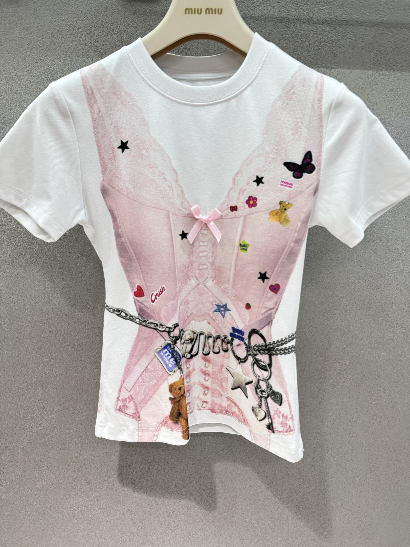 ￼ 🌾2026 SPring&Summer ！福蝶假两件印花T，两色都超绝，仿真蕾丝吊带+腰链印花，不用