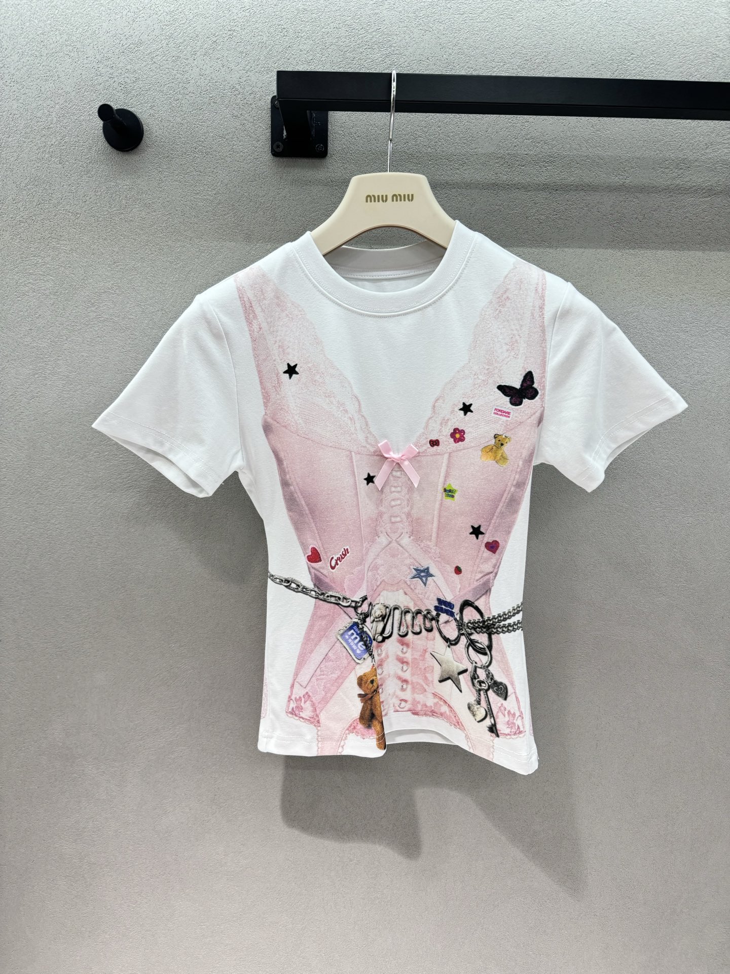 ￼ 🌾2026 SPring&Summer ！福蝶假两件印花T，两色都超绝，仿真蕾丝吊带+腰链印花，不用