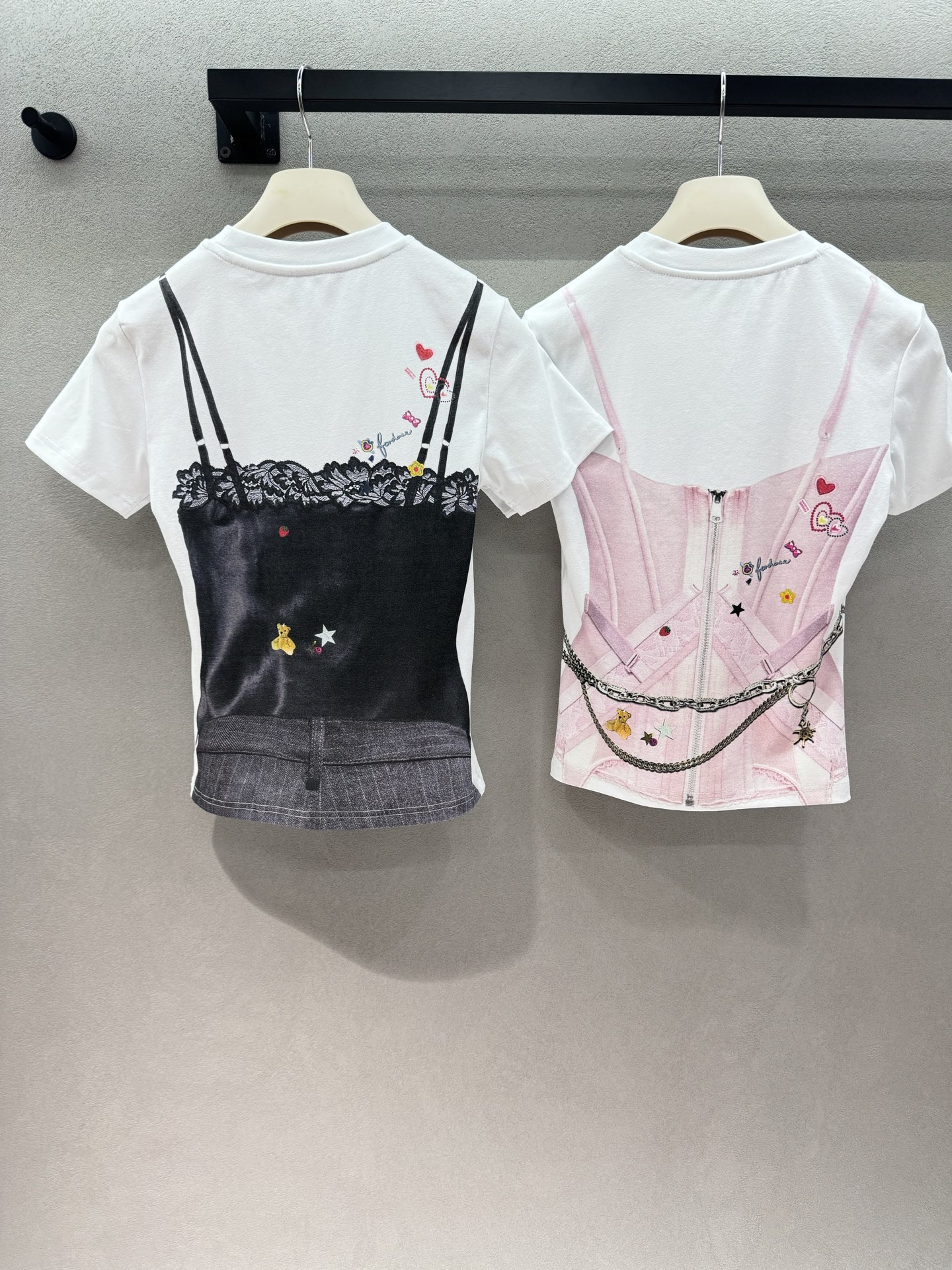 ￼ 🌾2026 SPring&Summer ！福蝶假两件印花T，两色都超绝，仿真蕾丝吊带+腰链印花，不用