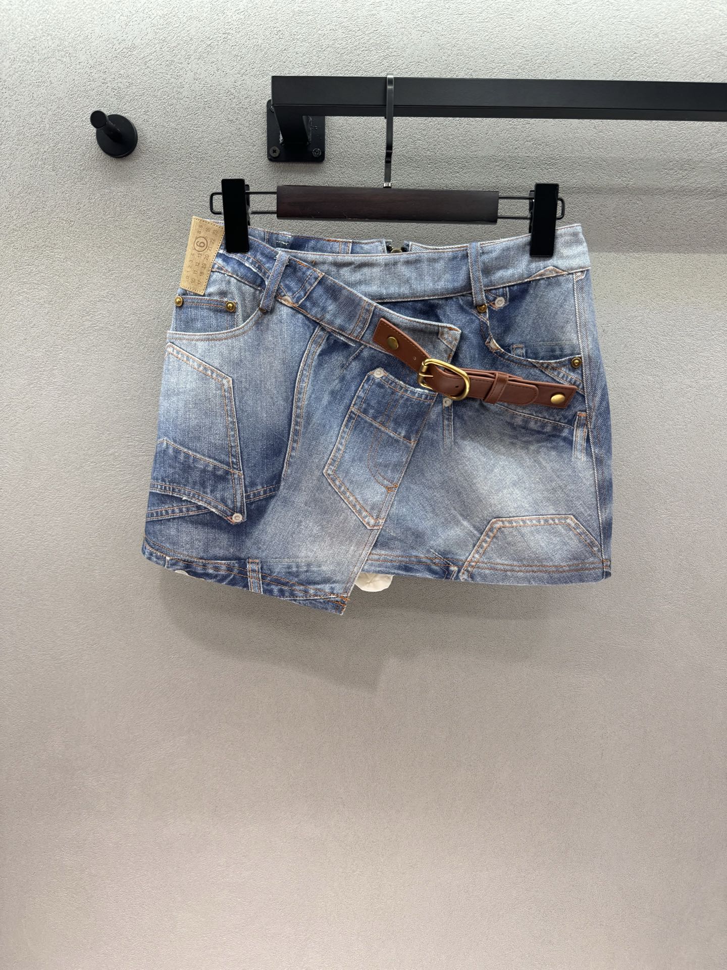 NO:846344,2026 Spring&Summer MM6, deconstructed asymmetrical cut denim shorts, with a brown belt that comes with a buckle, and the waist can be pinched directly to the smallest part. Whoever wears culottes knows the sense of security, the exposure is non-existent, and the spiciness is straight away. The distressed washed blue, paired with a short top, suspenders, and a sweatshirt are all great. With any outfit, you will be a street-vibe beauty~ Three sizes!  ,,masion margiela,hoodie,sweatshirts,skirts,shorts,198609092026 Spring&Summer MM6,解构不对称剪裁牛仔短裤, 自带的棕色皮带一扣,腰直接掐到最细处, 裙裤一体的安全感谁穿谁知道, 走光不存在的,辣度直接拉满, 做旧水洗的蓝, 配短上衣、吊带、卫衣都超绝, 随便一套就是街头氛围感美女～ 三码！,,masion margiela,hoodie,sweatshirts,skirts,shorts,,Women's clothing