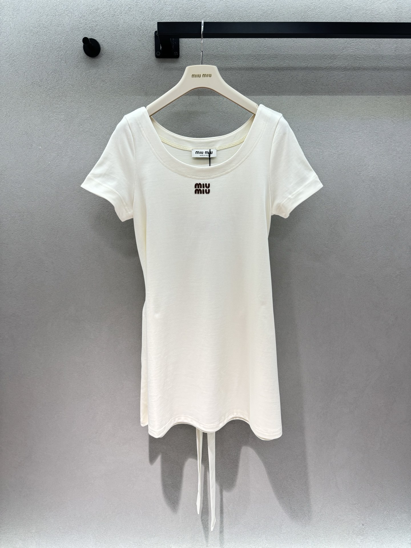 NO:846354,2026 Spring&Summer MM little white dress, low saturation milk white + large U-neck design, it makes the collarbone and shoulder and neck lines look great. The embroidered logo on the chest is low-key and recognizable. The laces on the back are carefully controlled to control the waist-to-hip ratio. The fabric is soft and fufu, and it is very comfortable to wear next to the body. It is perfect for daily wear and date wear. It is a perfect white moon~ Three sizes!  ,,skirts,198609092026 Spring&Summer MM小白裙, 低饱和奶白+大U领设计, 把锁骨和肩颈线条衬得巨好看, 胸前的刺绣小标低调又有辨识度, 背后的系带小心机,一整个拿捏住腰臀比, 面料软fufu的,贴身穿巨舒服, 日常穿、约会穿都很绝, 妥妥的白月光～ 三码！,,skirts,,Women's clothing