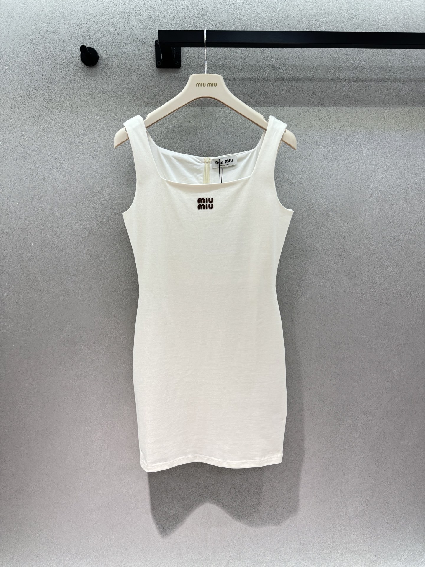 NO:846363,2026 Spring&Summer MM Square Neck Little White Skirt. The square neck + wide shoulder strap design just exposes the collarbone and right-angled shoulders. The embroidered logo on the chest is low-key and delicate. The waist slim fit makes the curves look beautiful. The soft and waxy fabric makes it very comfortable to wear next to the body. It is suitable for dates, daily wear, and light parties~ Three sizes!  ,,skirts,198609092026 Spring&Summer MM方领小白裙, 方领+宽肩带的设计, 刚好露出锁骨和直角肩, 胸间的刺绣小标低调又精致, 收腰修身的版型把曲线衬得巨好看, 软软糯糯的面料,贴身穿巨舒服, 约会、日常、轻派对穿都很合适～ 三码！,,skirts,,Women's clothing