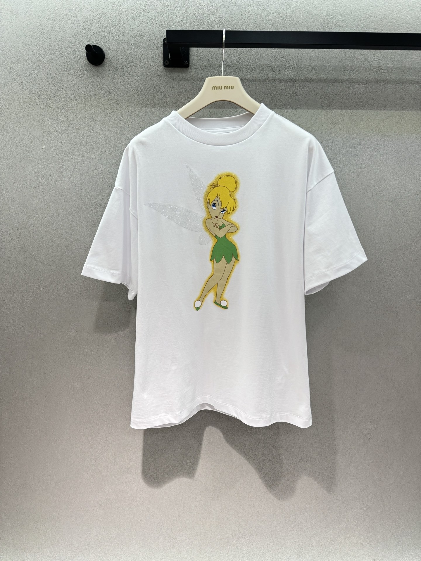 NO:846325,2026 Spring&Summer Elf White T, a simple white T with a smart cartoon elf print, has a sense of effortless fashion. The loose fit is very tolerant to the body. It is very suitable for jeans, denim skirts and shorts. The fabric is soft and breathable, refreshing and comfortable to wear in summer. It can be worn for daily outings and casual commuting. It is a universal item that can be worn repeatedly in the wardrobe ~ Three sizes, skirts, shorts, jeans,198609092026 Spring&Summer  精灵白T, 简约白T搭配灵动的卡通精灵印花, 自带不费力的时髦感, 宽松的版型对身材包容度超高, 搭牛仔裤、牛仔裙、短裤都超适配, 面料软糯透气,夏天穿清爽又舒服, 日常出街、休闲通勤都能穿, 是衣柜里能反复穿的万能单品～ 三码,,skirts,shorts,jeans,,Women's clothing