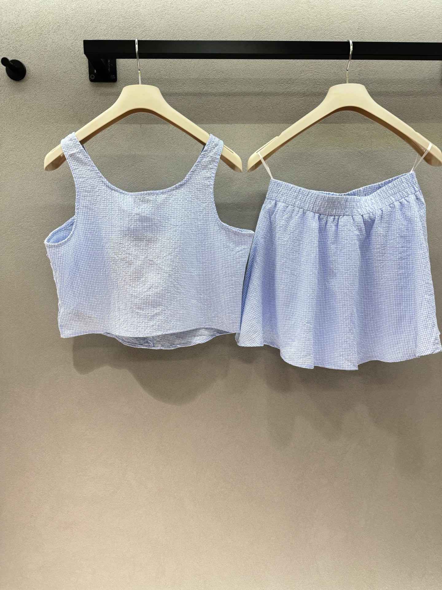 ￼ 🌾2026 SPring&Summer /套！MM蓝白格纹套装，浅蓝小格纹+木耳边吊带+蓬蓬短裙，一