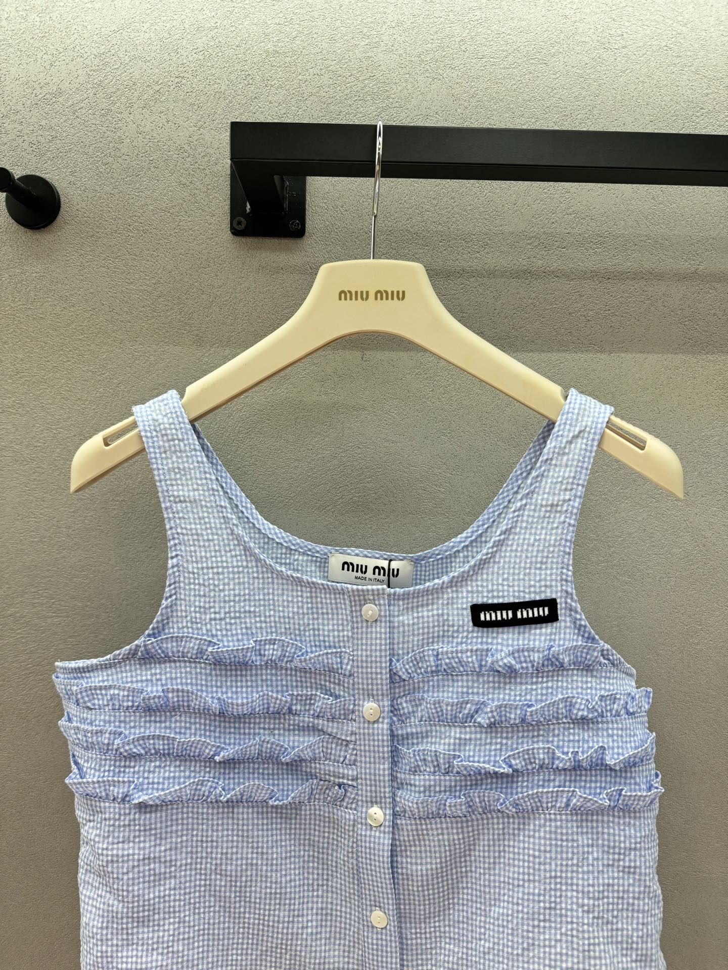 ￼ 🌾2026 SPring&Summer /套！MM蓝白格纹套装，浅蓝小格纹+木耳边吊带+蓬蓬短裙，一