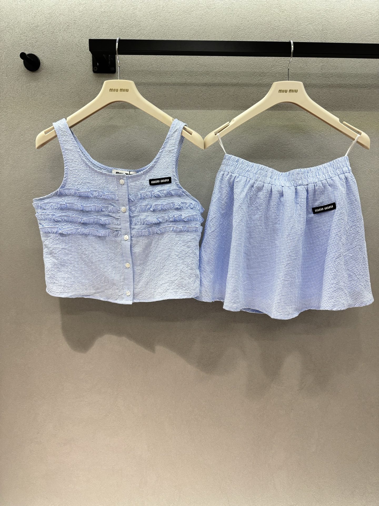 NO:846333,/Set 2026 Spring&Summer MM blue and white plaid suit, small light blue plaid + fungus-edged suspenders + tutu skirt. The whole suit looks like a runaway little princess from Disney. The bubble cotton fabric has its own texture, which is refreshing and breathable. The short top raises the waistline, and the tutu skirt hides the flesh and shows the length of the legs. It is perfect for dates, outings, and daily wear ~ Three sizes!  ,,skirts,19860909/套 2026 Spring&Summer MM蓝白格纹套装, 浅蓝小格纹+木耳边吊带+蓬蓬短裙, 一整套穿起来像迪士尼出逃的小公主, 泡泡棉的面料自带肌理感,清爽又透气, 短款上衣拉高腰线,蓬蓬裙藏肉又显腿长, 约会、出游、日常穿都超元气～ 三码！,,skirts,,Women's clothing