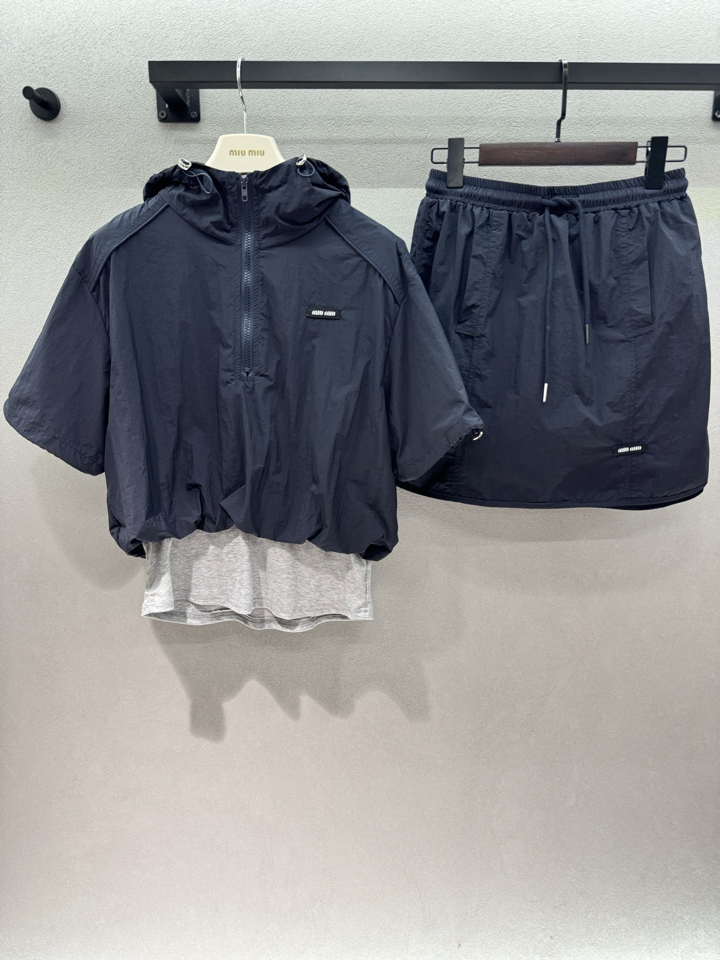 NO:846343,Set of 2026 Spring&Summer MM sports suit, minimalist design + neat tailoring, with effortless fashion, short hooded top + high-waisted skirt, the fabric is light and breathable, refreshing and comfortable to wear in summer, it is super suitable for sports shoes, canvas shoes and dad shoes. It can be worn for daily commuting and leisure outings. It is a universal suit that can be worn repeatedly in the wardrobe~ Two colors, three sizes!  ,,sneakers,skirts,hats,19860909套 2026 Spring&Summer  MM运动套装, 极简的设计+利落的剪裁, 自带不费力的时髦感, 短款连帽上衣+高腰短裙, 面料轻薄透气,夏天穿清爽又舒服, 搭运动鞋、帆布鞋、老爹鞋都超适配, 日常通勤、休闲出游都能穿, 是衣柜里能反复穿的万能套装～ 两色,三码！,,sneakers,skirts,hats,,Women's clothing