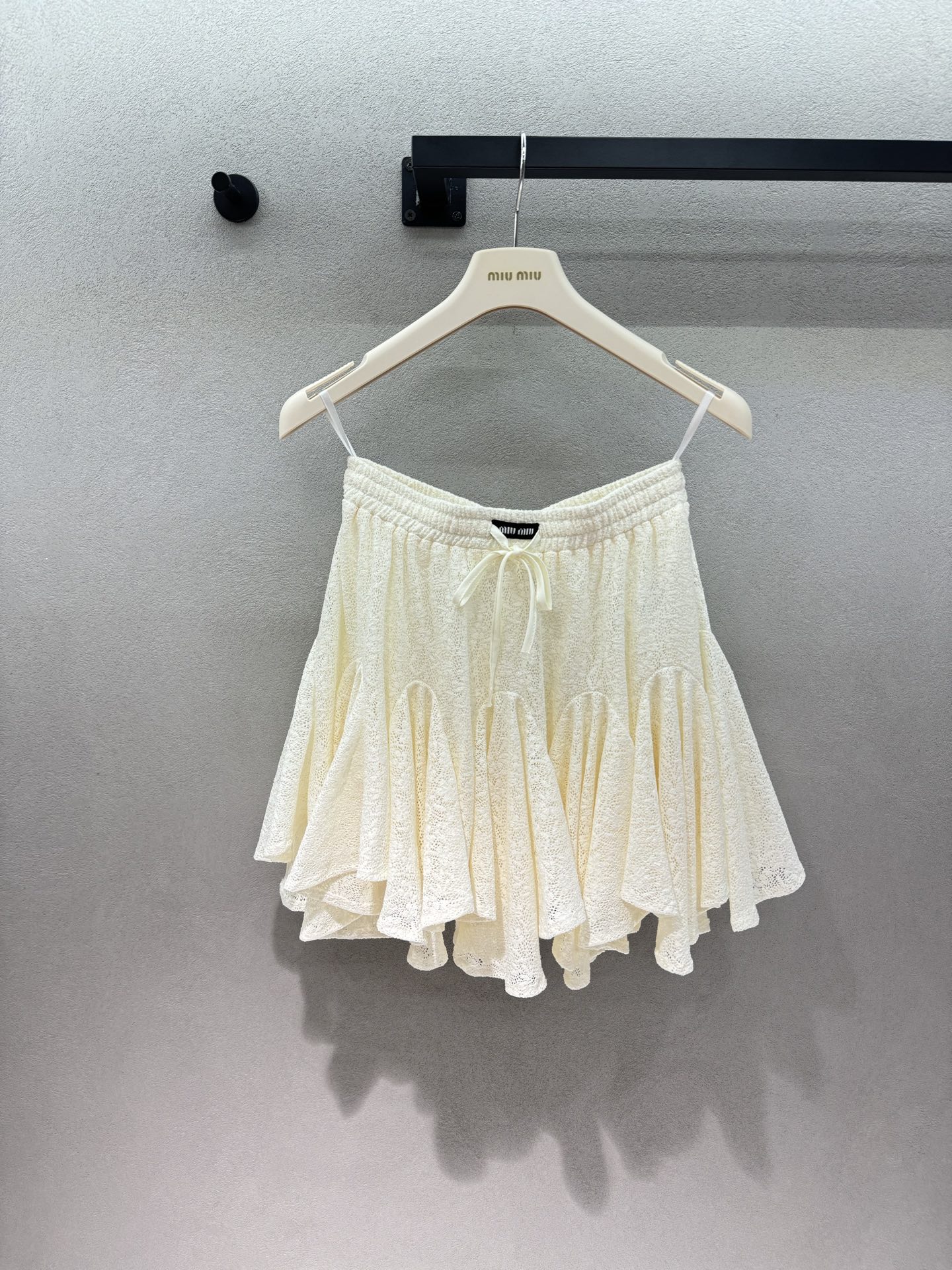 NO:846352,2026 Spring&Summer MM off-white ballet skirt, gentle milky white lace, with a hazy atmosphere, drawstring design + puffy skirt, with a flexible temperament of a ballet girl. The fabric is light and breathable, refreshing and comfortable to wear in summer. It is super suitable for short tops, suspenders, and sweaters. It is suitable for daily outings, light dates, and vacations. It is an all-purpose item with a gentle filter in the wardrobe~ Three sizes!  ,,skirts,198609092026 Spring&Summer  MM米白芭蕾裙, 温柔的奶白色蕾丝,自带朦胧氛围感, 抽绳设计+蓬蓬裙摆, 自带芭蕾少女的灵动气质. 面料轻薄透气,夏天穿清爽又舒服, 搭短款上衣、吊带、针织衫都超适配, 日常出街、轻约会、度假穿都很合适, 是衣柜里自带温柔滤镜的万能单品～ 三码！,,skirts,,Women's clothing