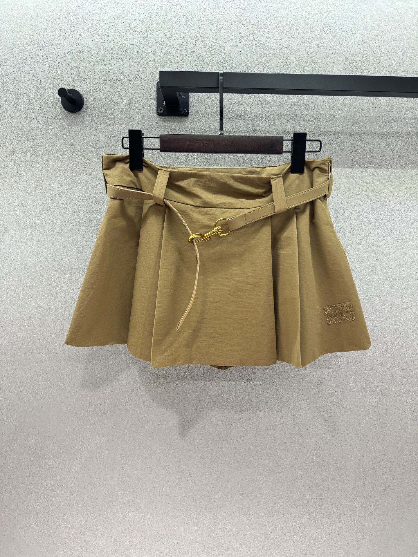 NO:859104,2026 Spring&Summer MM khaki pleated skirt, high-waisted pleated version with huge hidden flesh, same-color belt + gold buckle details directly stretched out, embroidered logo on the side waist is low-key yet noble, the most versatile in the spring and summer wardrobe~ Three sizes!  ,,skirts,198609092026 Spring&Summer MM卡其色压褶半裙, 高腰百褶版型巨藏肉, 同色系腰带+金色扣细节直接拉满, 侧腰的刺绣logo低调又显贵, 春夏衣柜里的百搭王～ 三码！,,skirts,,Women's clothing