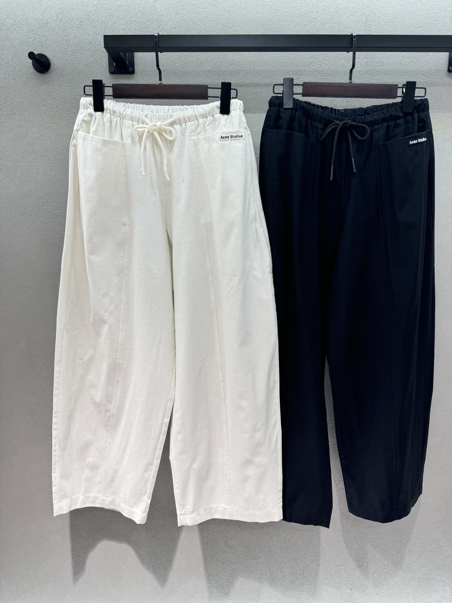 NO:859128,2026 Spring&Summer AC cotton and linen wide-leg pants. The cotton and linen blended fabric has a sense of texture. It has a great drape feeling. The upper body is very slim. The elastic waist + drawstring design is not picky about the figure. The front mid-press line + side pocket design is simple and advanced. The details are full. Don’t choose a top. Just put it with a T-shirt/shirt and it will be very textured. These versatile pants are a must-have for lazy people. You can buy them with your eyes closed~ Two colors, three sizes!  ,,shirts,tees,t-shirt,198609092026 Spring&Summer AC棉麻阔腿裤, 棉麻混纺面料自带肌理感, 垂坠感绝了,上身巨显瘦, 松紧腰+抽绳设计,不挑身材, 前中压线+侧口袋设计, 简约又高级,细节感直接拉满 不挑上衣,随便搭个T恤/衬衫都很有质感, 懒人必备的百搭神裤,闭眼入不亏～ 两色,三码！,,shirts,tees，t-shirt,,Women's clothing