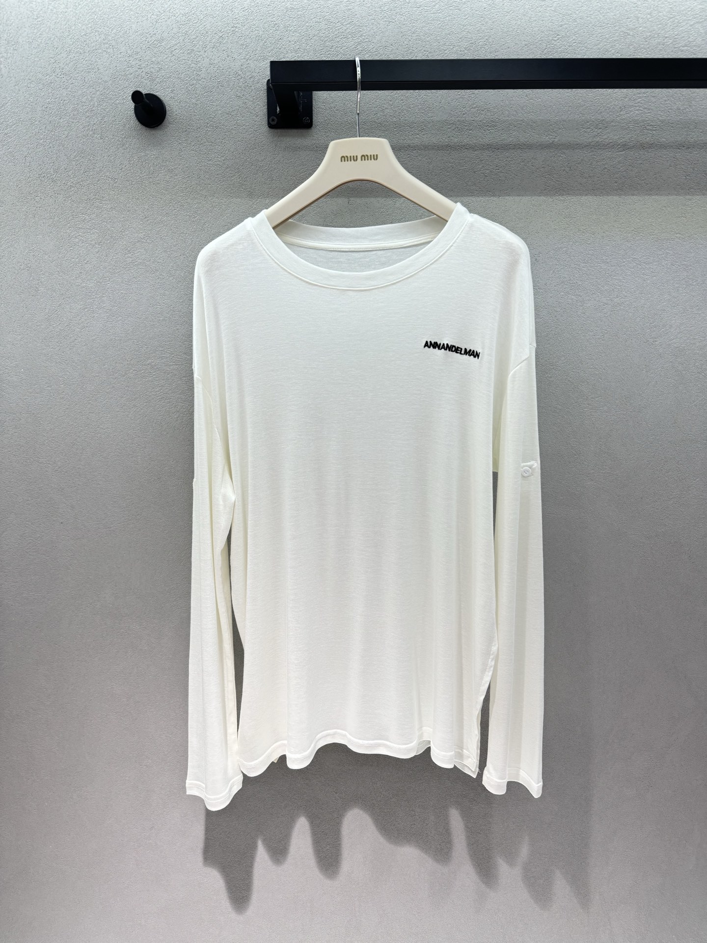 NO:859041,2026 Spring&Summer Ann sun protection blouse is a must-have sun protection T-shirt in spring and summer. The Tencel fabric has its own coolness, feels soft and fufu, and is extremely comfortable on the upper body. It has a loose shoulder design, has a lazy atmosphere, and has an excellent hiding effect. The letter embroidery on the left chest is low-key and recognizable. It does not conflict with the style and will not be worn on the street. The slightly see-through thin design makes it look great as an inner layer or worn alone~ Three sizes!  ,,198609092026 Spring&Summer Ann防晒罩衫, 春夏刚需的防晒神T,天丝面料自带凉感, 摸起来软fufu的,上身巨舒服, 宽松落肩版型,自带慵懒氛围感, 藏肉效果绝了, 左胸的字母刺绣低调又有辨识度, 不撞款不烂大街, 微透的薄款设计, 做内搭或者单穿都超有感觉～ 三码！,,,Women's clothing