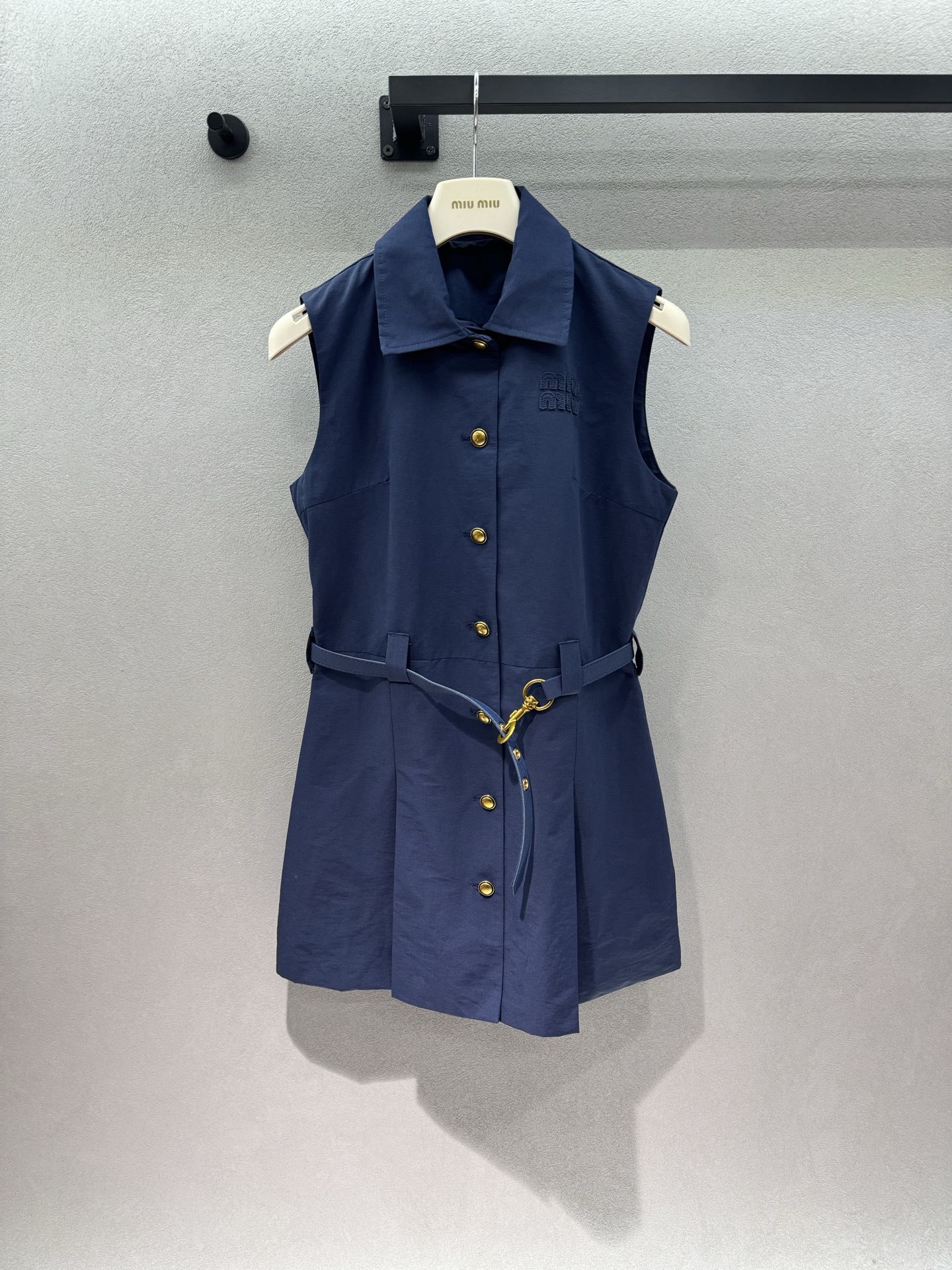 NO:859061,2026 Spring&Summer MM Navy Belt Sleeveless Skirt, Navy comes with a whitening filter, lapel + gold buckle design, straight to the college feel, same color belt + metal buckle, great waist reduction effect, easily pinch out a slim waist, Miu Miu embroidery on the side waist is low-key and elegant, full of details, very suitable for spring and summer dates and daily street wear, age-reducing and high-end ~ Three sizes!  ,,miumiu,skirts,198609092026 Spring&Summer  MM藏青腰带无袖裙, 藏青色自带显白滤镜,翻领+金扣设计, 学院感直接拉满,同色系腰带+金属扣, 收腰效果绝了,轻松掐出小蛮腰, 侧腰的Miu Miu刺绣低调又显贵, 细节感直接拉满, 春夏约会、日常出街穿都超合适, 减龄又高级～ 三码！,,miumiu,skirts,,Women's clothing