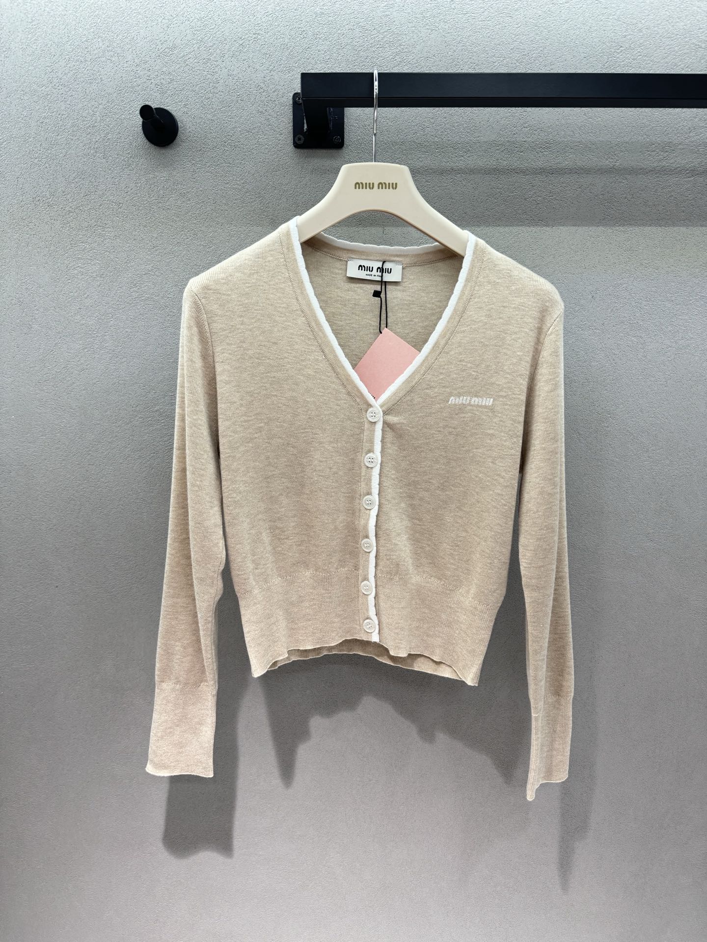 NO:859081,2026 Spring&Summer MM three-color cardigan, contrasting hemming + V-neck design, with a French college feel, gentle and age-reducing, short waisted version, easily pinched to create a high waistline, the embroidered logo on the chest is low-key and elegant, and the details are full of details. It also has a super layered feel when layered in suspenders/dresses. It can be worn in air-conditioned rooms in spring and summer, and in the transitional seasons of spring and autumn. It is so fragrant to wear more than one dress in one. Three colors, three sizes!  ,,skirts,198609092026 Spring&Summer  MM三色开衫, 撞色包边+V领设计, 自带法式学院感,温柔又减龄, 短款收腰版型,轻松掐出高腰线, 胸口的刺绣logo低调又显贵,细节感直接拉满 叠穿在吊带/连衣裙里也超有层次感 春夏空调房、春秋过渡季都能穿, 一衣多穿太香了, 三色,三码！,,skirts,,Women's clothing