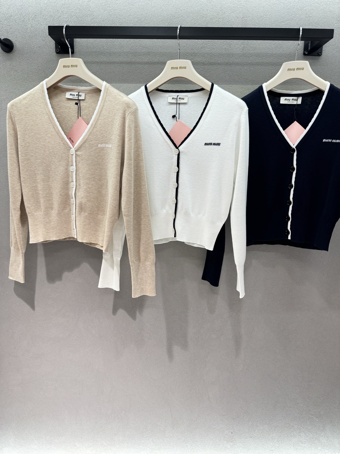 ￼ 🌾2026 SPring&Summer  ！MM三色开衫，撞色包边+V领设计，自带法式学院感，温柔又