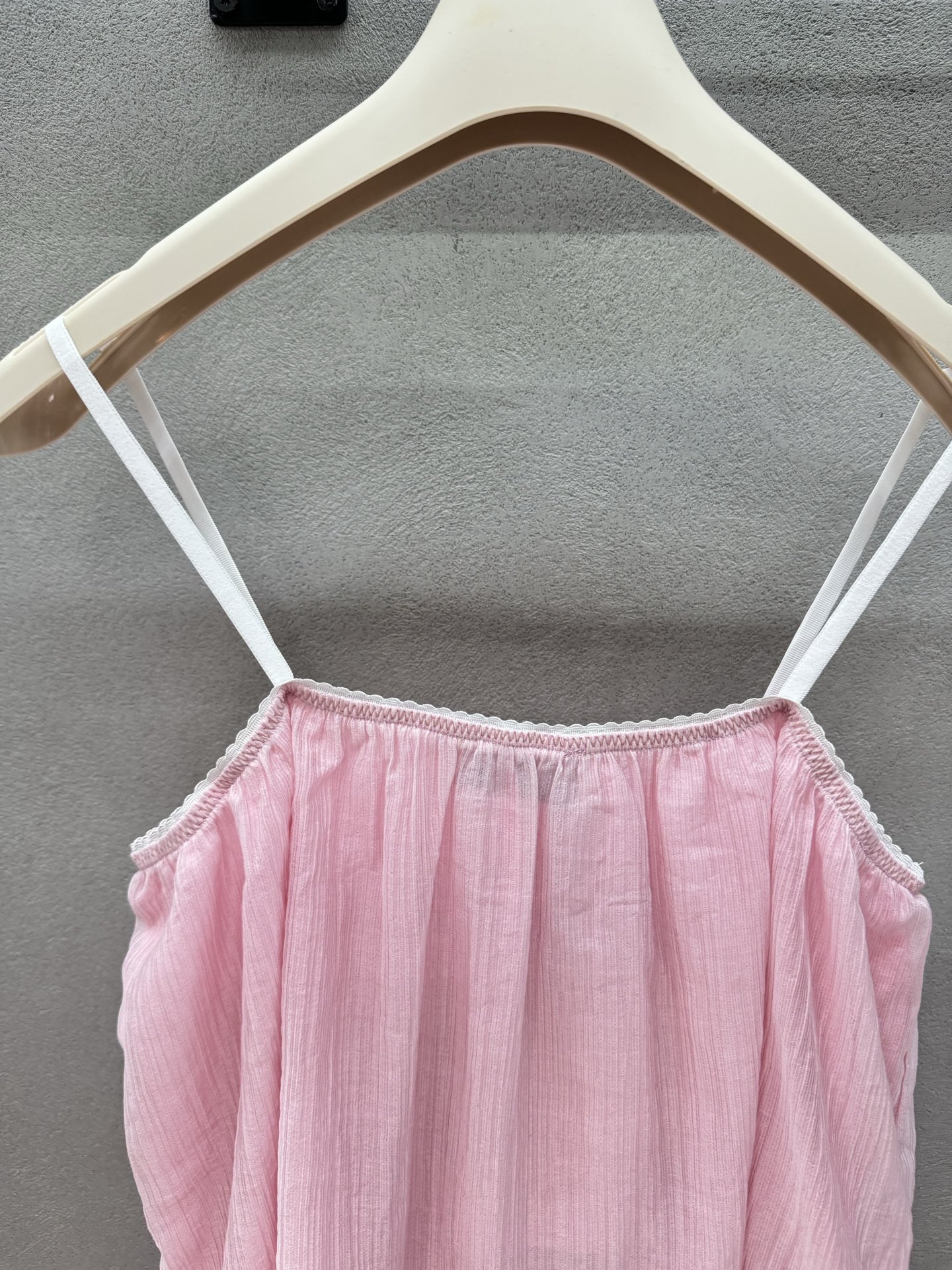 ￼ 🌾2026 SPring&Summer ！MM粉色吊带裙，春夏出游的松弛感被这件粉色吊带拿捏了！肌理